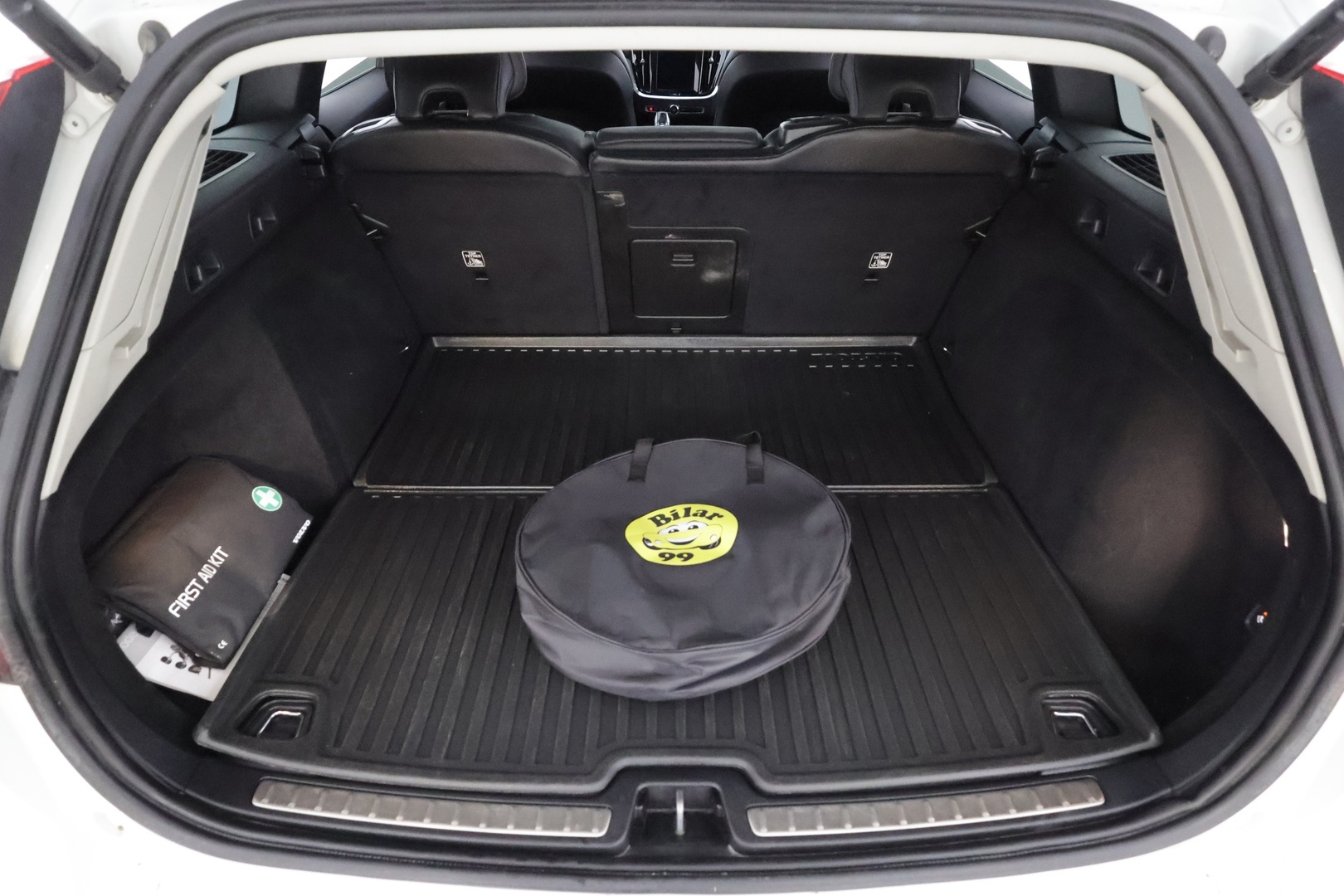 Volvo V60 2020 T6 TwE AWD Business Inscription aut * ACC / Koukku / Webasto / Full LED / BLIS / Muistipenkki / Panorama / Keyless / Navi * - Kahdet renkaat aluvanteilla - HULLUT AVAJAISHULINAT KORKOTARJOUS 3,29 %