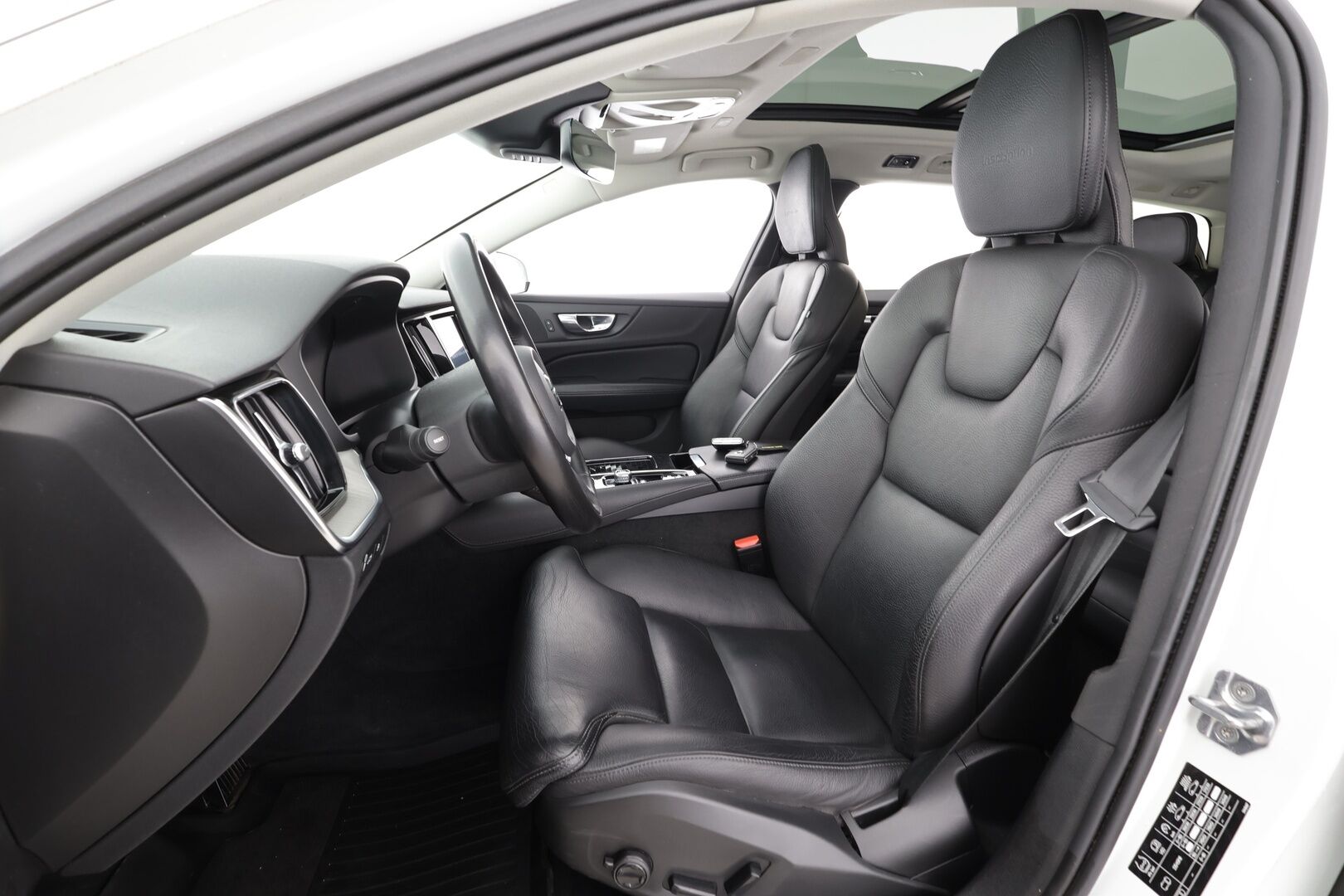 Volvo V60 2020 T6 TwE AWD Business Inscription aut * ACC / Koukku / Webasto / Full LED / BLIS / Muistipenkki / Panorama / Keyless / Navi * - Kahdet renkaat aluvanteilla