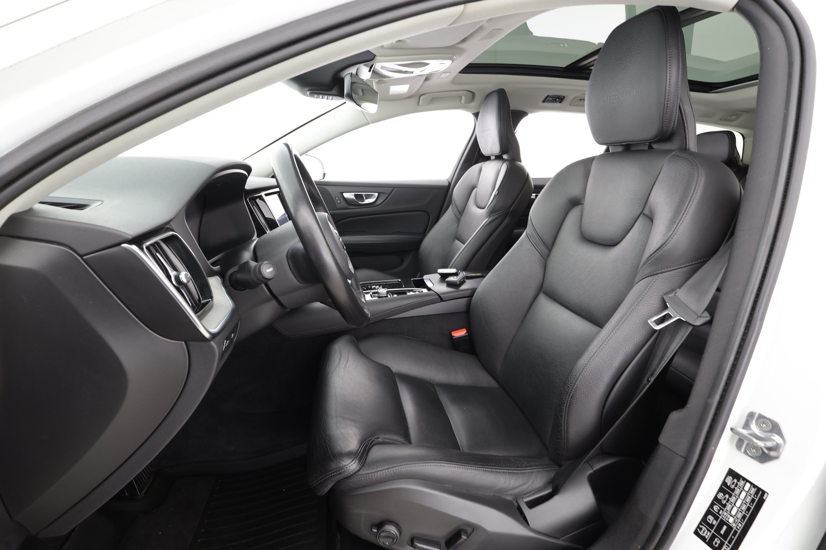 Volvo V60 2020 T6 TwE AWD Business Inscription aut * ACC / Koukku / Webasto / Full LED / BLIS / Muistipenkki / Panorama / Keyless / Navi * - Kahdet renkaat aluvanteilla - HULLUT AVAJAISHULINAT KORKOTARJOUS 3,29 %