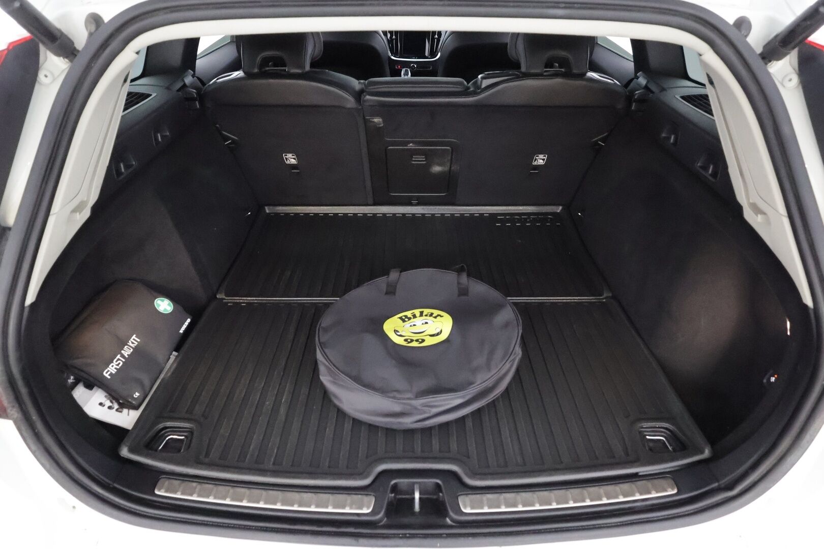 Volvo V60 2020 T6 TwE AWD Business Inscription aut * ACC / Koukku / Webasto / Full LED / BLIS / Muistipenkki / Panorama / Keyless / Navi * - Kahdet renkaat aluvanteilla