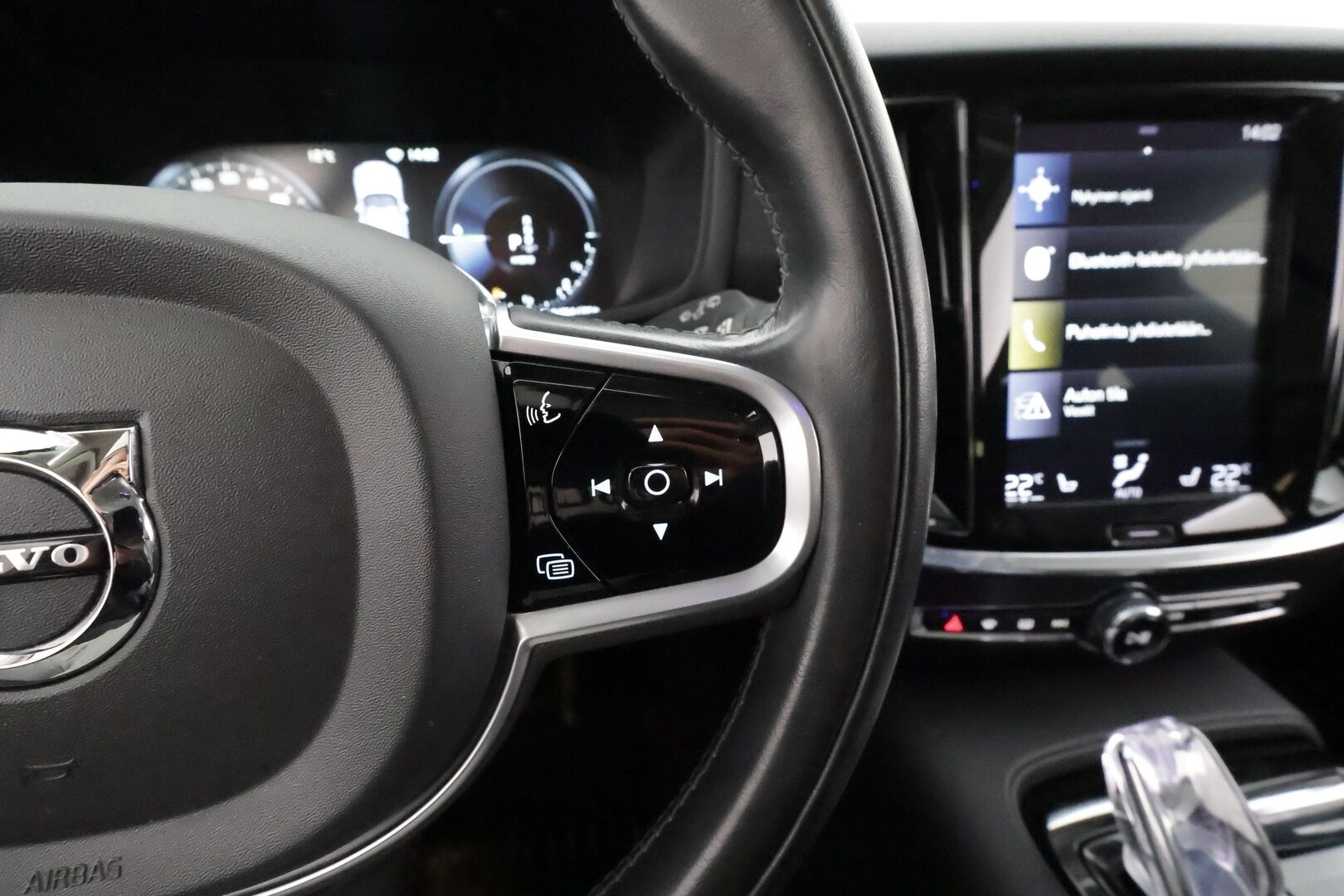 Volvo V60 2020 T6 TwE AWD Business Inscription aut * ACC / Koukku / Webasto / Full LED / BLIS / Muistipenkki / Panorama / Keyless / Navi * - Kahdet renkaat aluvanteilla