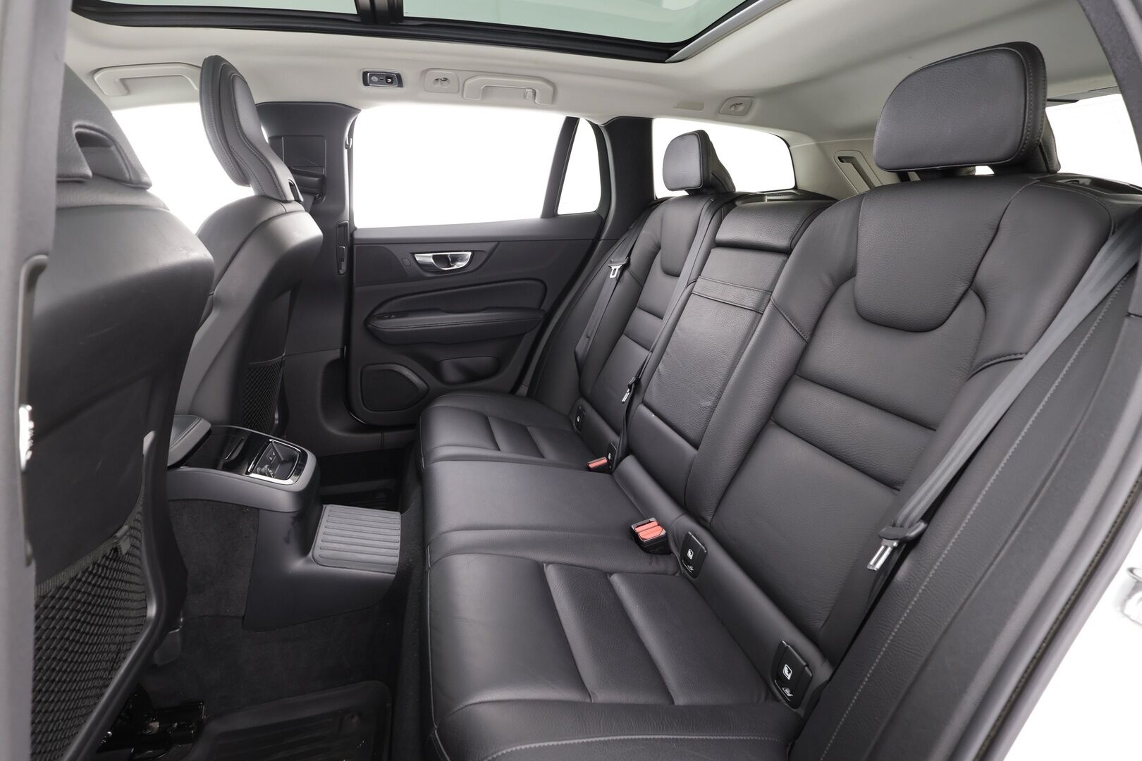 Volvo V60 2020 T6 TwE AWD Business Inscription aut * ACC / Koukku / Webasto / Full LED / BLIS / Muistipenkki / Panorama / Keyless / Navi * - Kahdet renkaat aluvanteilla