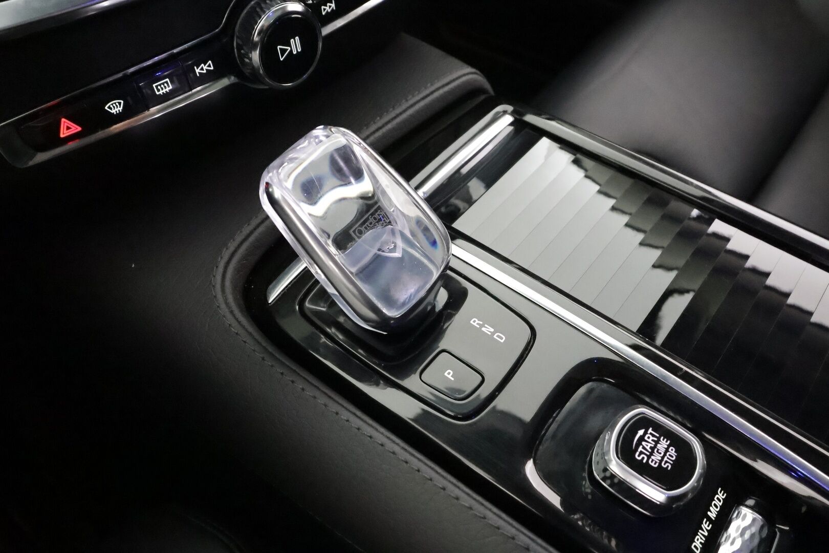 Volvo V60 2020 T6 TwE AWD Business Inscription aut * ACC / Koukku / Webasto / Full LED / BLIS / Muistipenkki / Panorama / Keyless / Navi * - Kahdet renkaat aluvanteilla