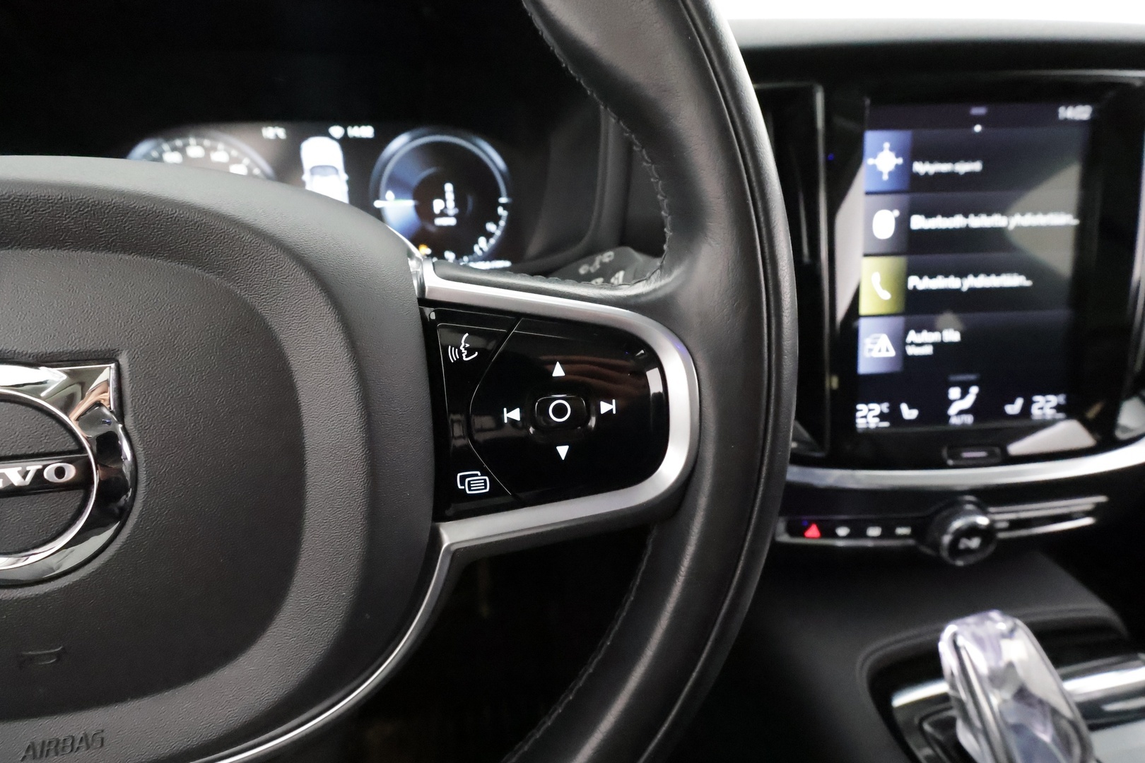 Volvo V60 2020 T6 TwE AWD Business Inscription aut * ACC / Koukku / Webasto / Full LED / BLIS / Muistipenkki / Panorama / Keyless / Navi * - Kahdet renkaat aluvanteilla - HULLUT AVAJAISHULINAT KORKOTARJOUS 3,29 %