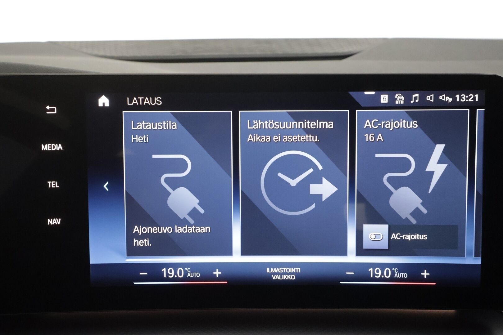 BMW 225 2023 U06 Active Tourer 225e xDrive Charged Edition - Widescreen | LED | Kamera | Sporttipenkit | Kaistavahti | Navi | Lisälämmitin | 1-om Suomi-auto | M-Sport sisä- ja ulkopaketti | Kahdet renkaat BMW alumiinivanteilla | Merkkihuollettu | SOH 94.4%