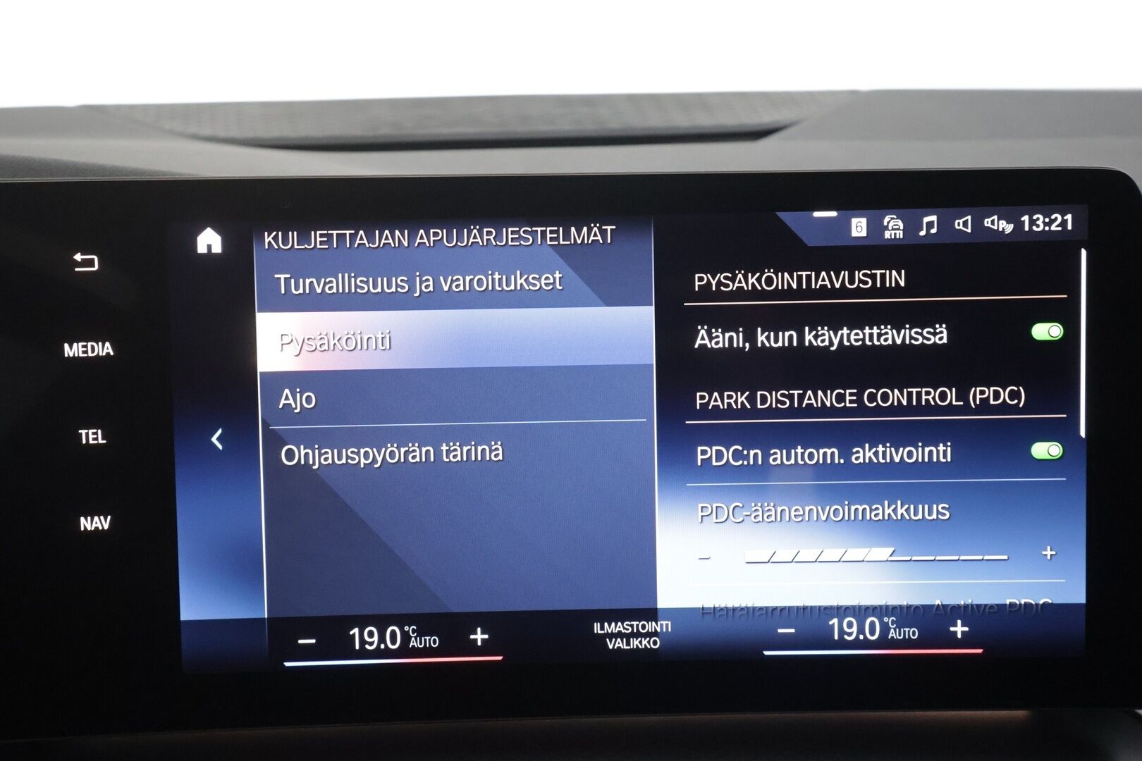 BMW 225 2023 U06 Active Tourer 225e xDrive Charged Edition - Widescreen | LED | Kamera | Sporttipenkit | Kaistavahti | Navi | Lisälämmitin | 1-om Suomi-auto | M-Sport sisä- ja ulkopaketti | Kahdet renkaat BMW alumiinivanteilla | Merkkihuollettu | SOH 94.4%