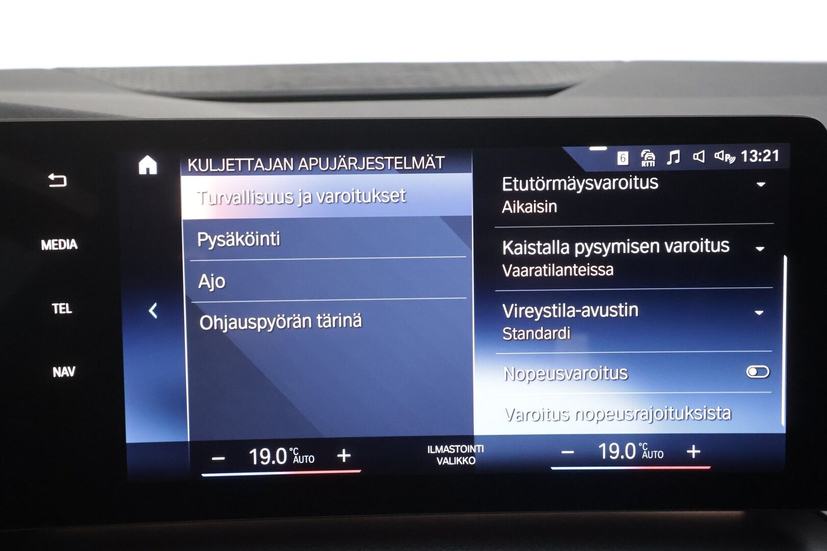 BMW 225 2023 U06 Active Tourer 225e xDrive Charged Edition - Widescreen | LED | Kamera | Sporttipenkit | Kaistavahti | Navi | Lisälämmitin | 1-om Suomi-auto | M-Sport sisä- ja ulkopaketti | Kahdet renkaat BMW alumiinivanteilla | Merkkihuollettu | SOH 94.4%