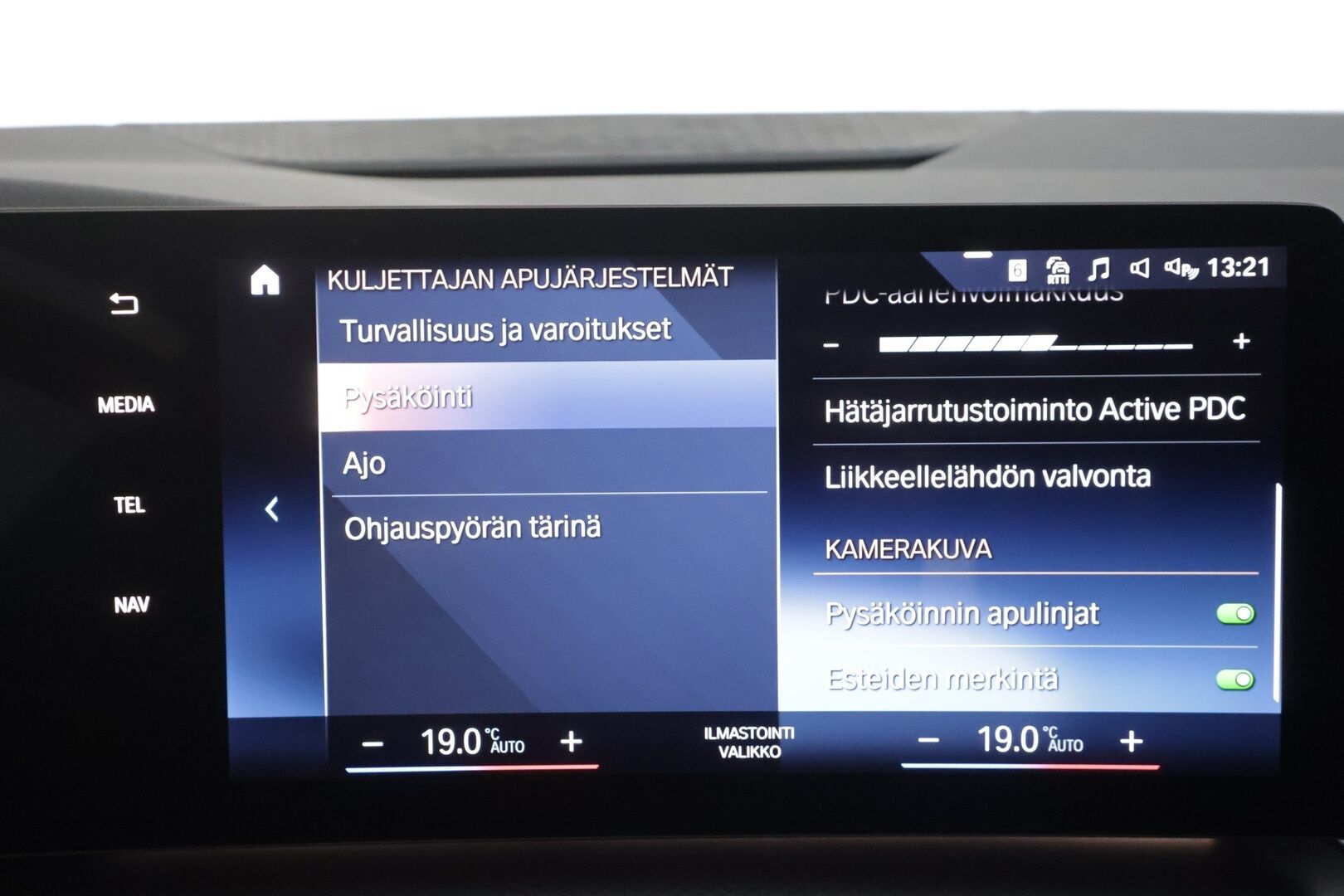 BMW 225 2023 U06 Active Tourer 225e xDrive Charged Edition - Widescreen | LED | Kamera | Sporttipenkit | Kaistavahti | Navi | Lisälämmitin | 1-om Suomi-auto | M-Sport sisä- ja ulkopaketti | Kahdet renkaat BMW alumiinivanteilla | Merkkihuollettu | SOH 94.4%