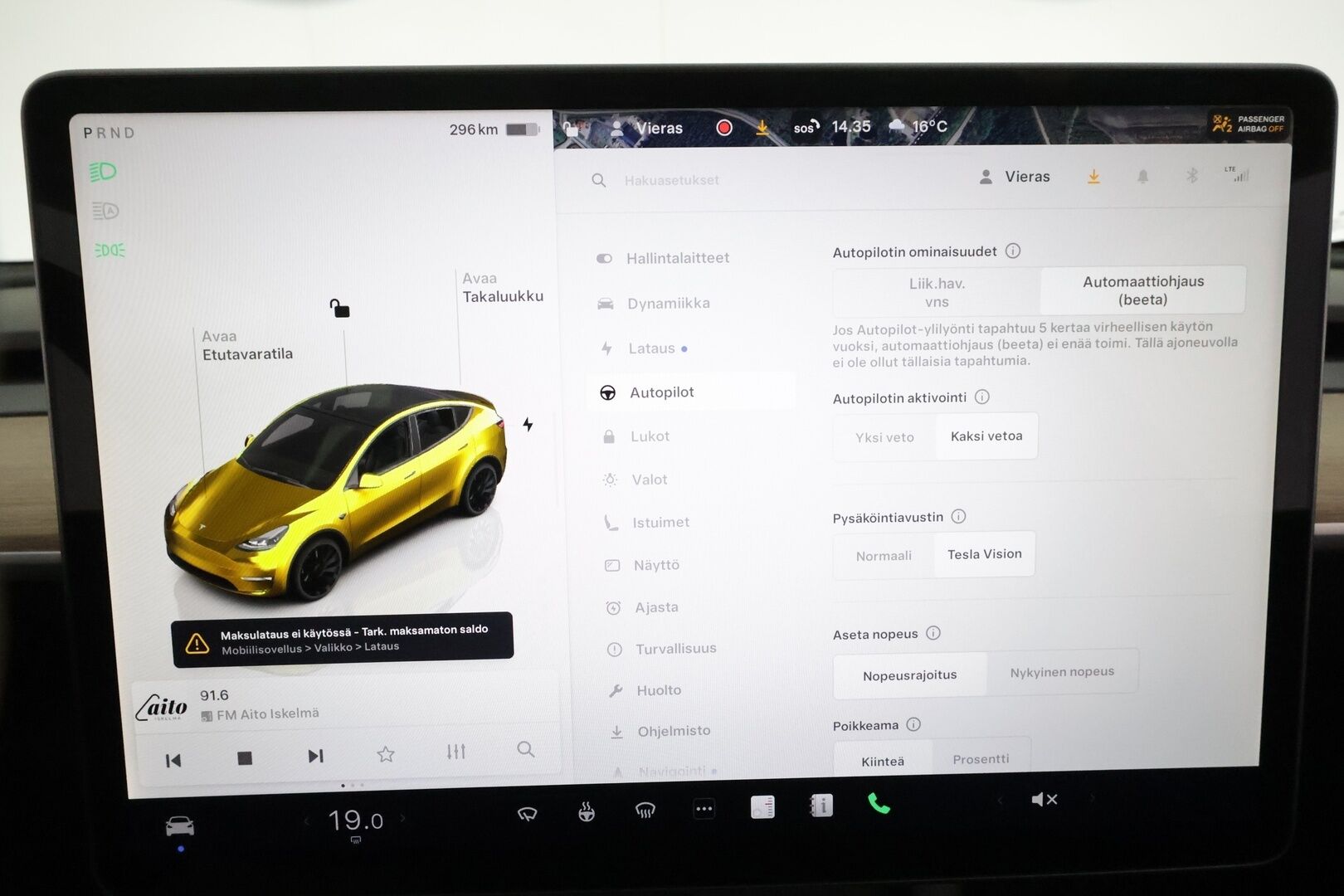 Tesla Model Y 2022 Performance **Koukku / Lasikatto / Lämpöpumppu / ACC / Matrix-LED / P.Kamera / Premium Audio / Muistipenkki / Navi** - 2x Latauskaapelit / Kahdet Renkaat