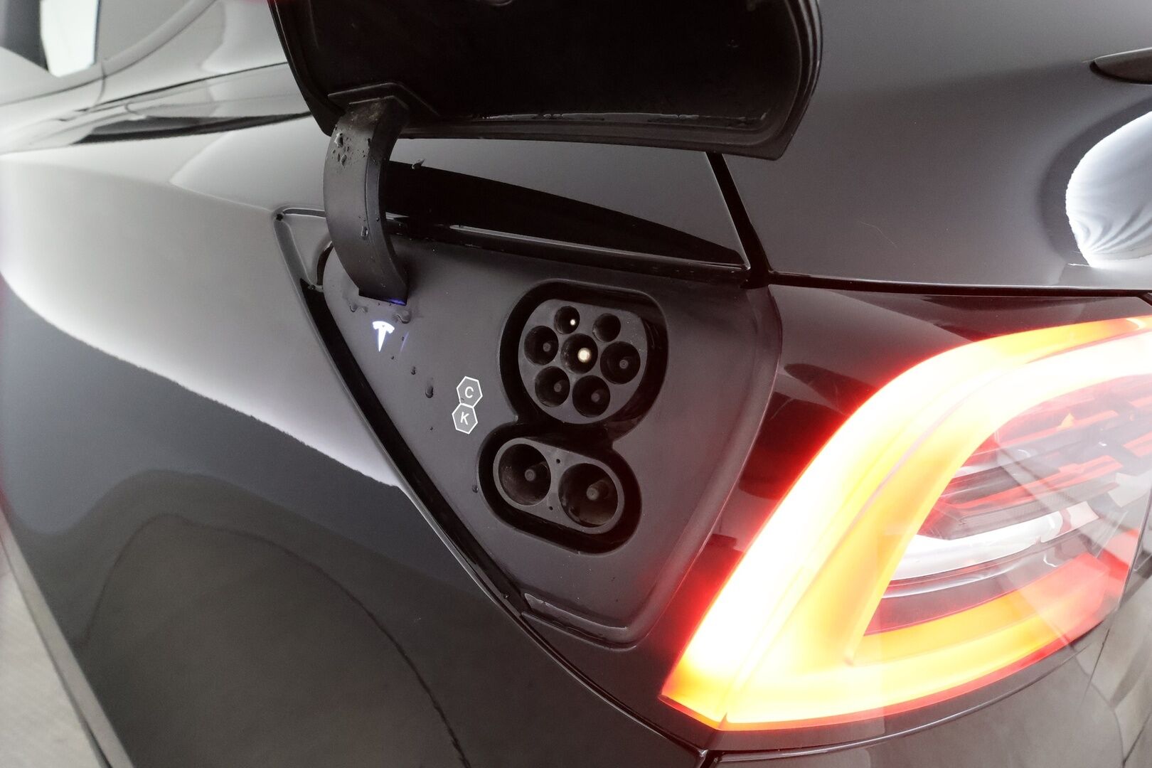 Tesla Model Y 2022 Performance **Koukku / Lasikatto / Lämpöpumppu / ACC / Matrix-LED / P.Kamera / Premium Audio / Muistipenkki / Navi** - 2x Latauskaapelit / Kahdet Renkaat