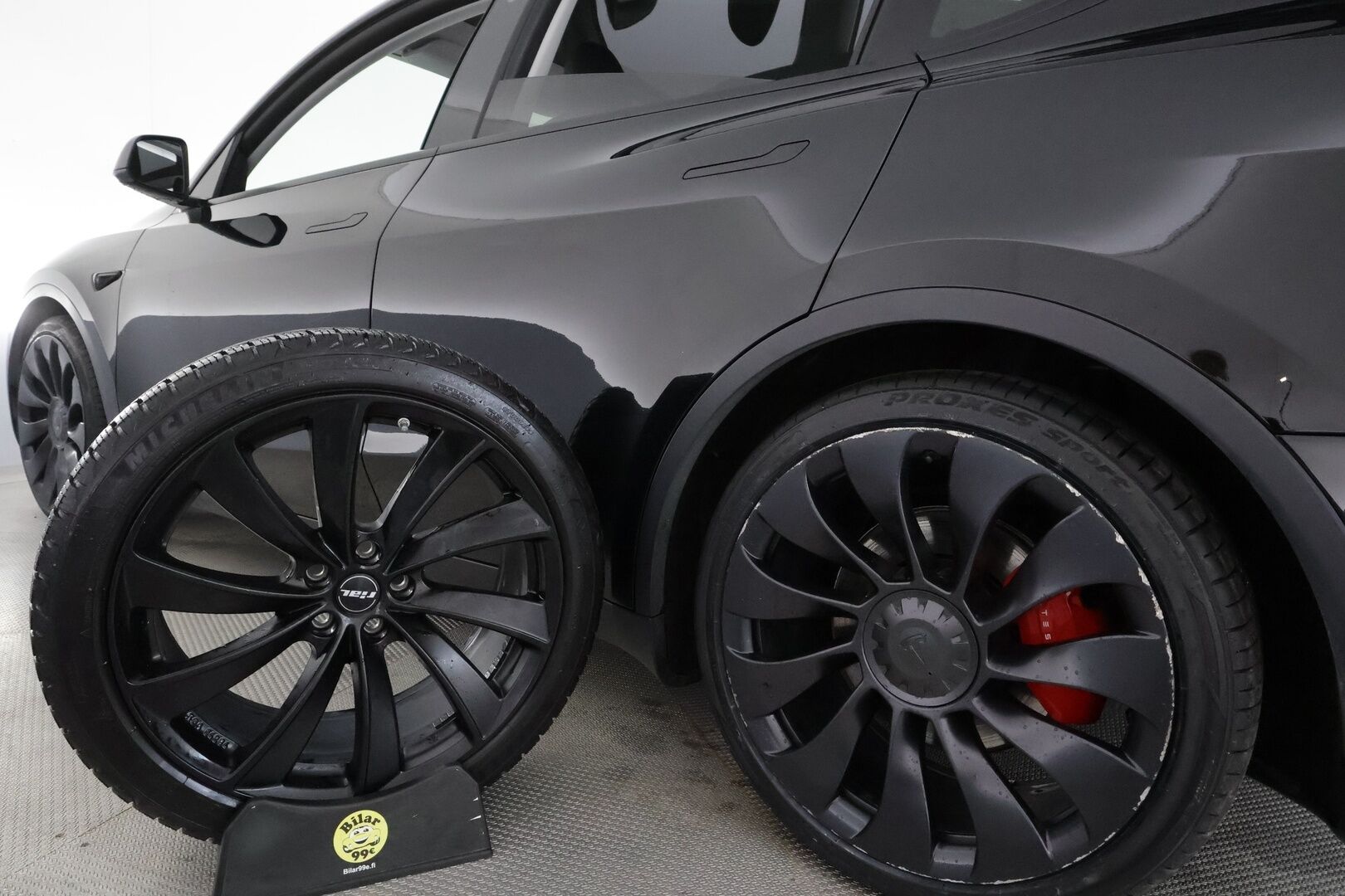 Tesla Model Y 2022 Performance **Koukku / Lasikatto / Lämpöpumppu / ACC / Matrix-LED / P.Kamera / Premium Audio / Muistipenkki / Navi** - 2x Latauskaapelit / Kahdet Renkaat ja Vanteet