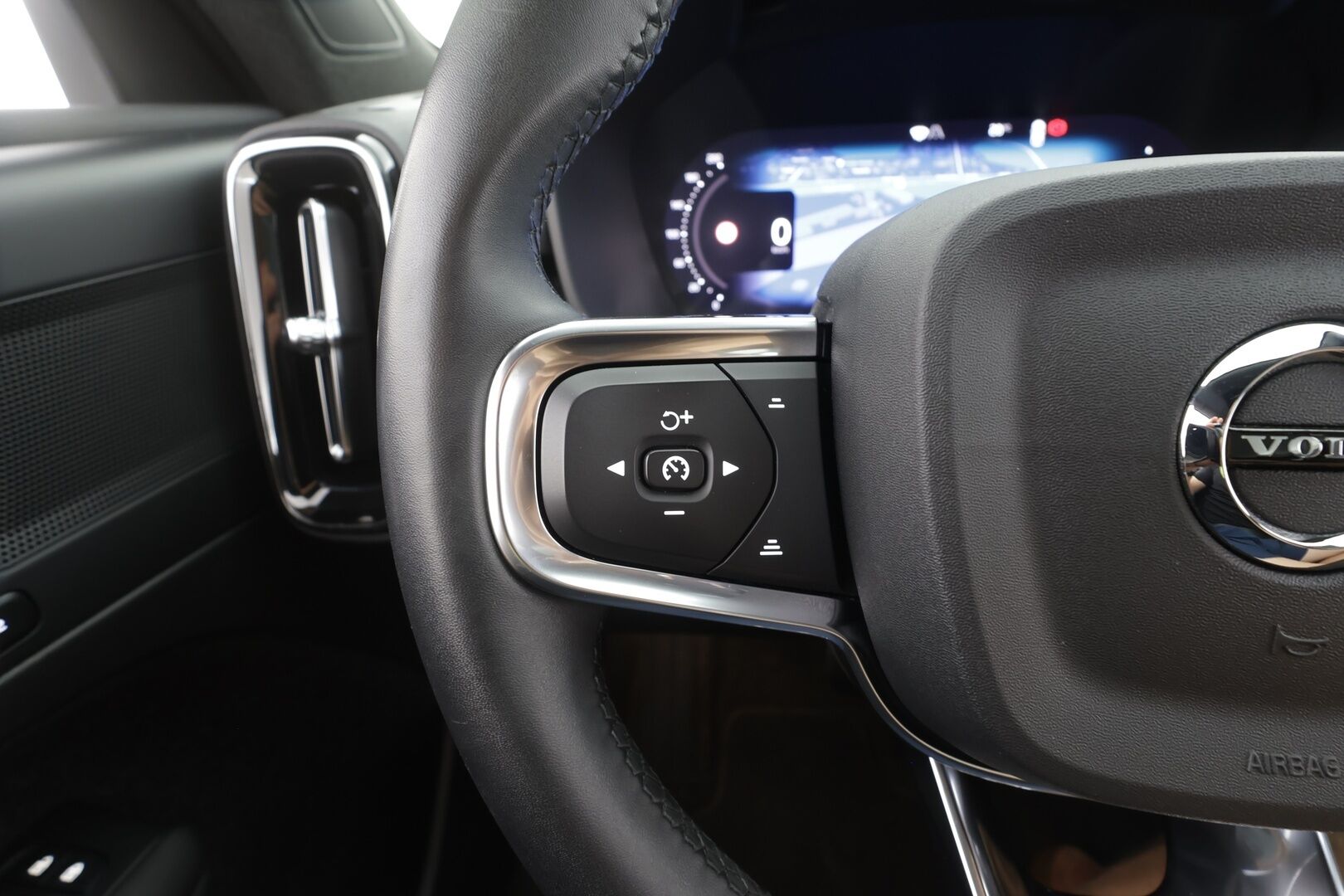 Volvo C40 2023 Recharge Single Plus aut - | ACC | ILP | Koukku | Pixel-LED | Lasikatto | Muistipenkki | Sporttipenkit | BLIS | Pilot Assist | Keyless | 1-om suomiauto | 2x renkaat aluin | ALV |