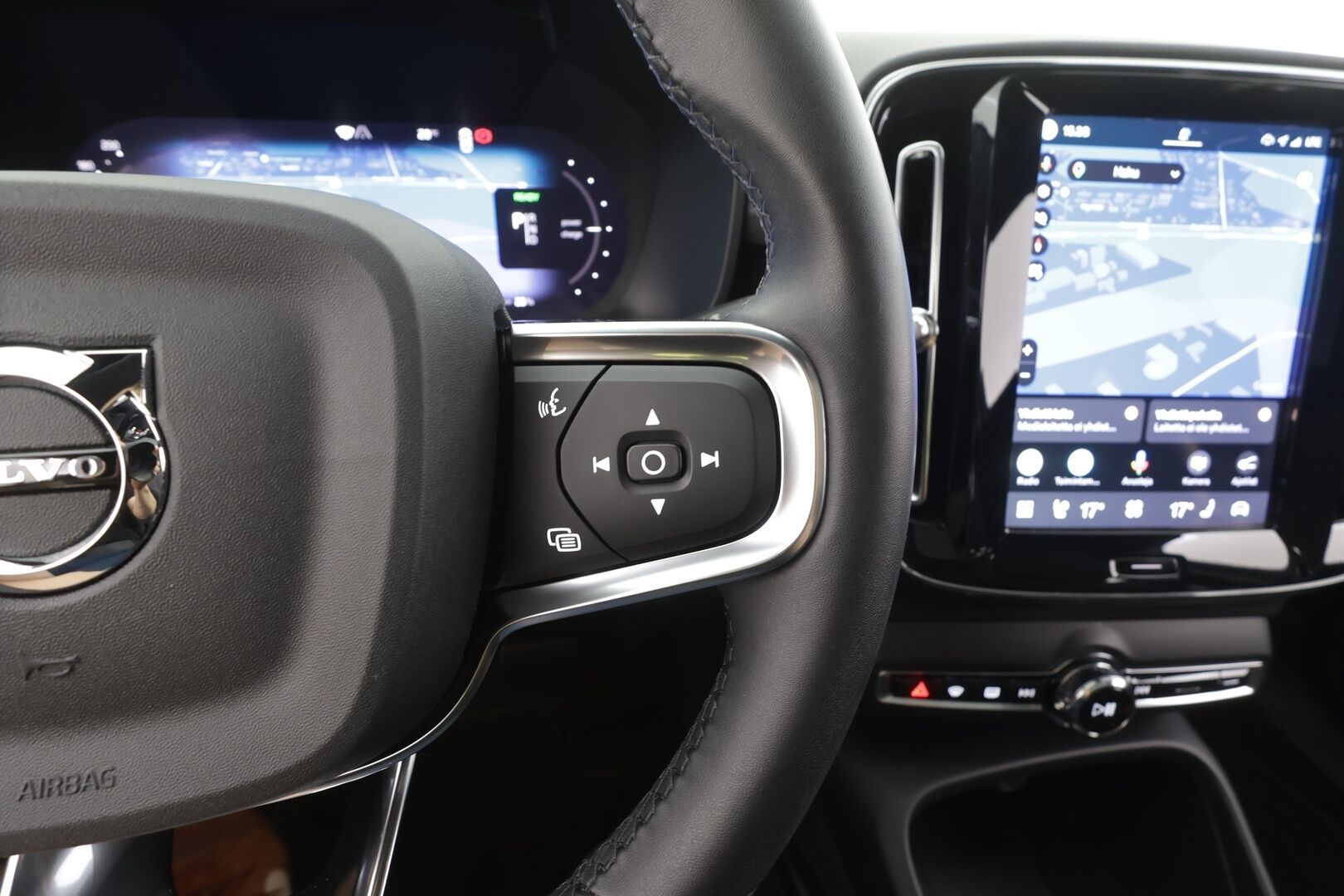 Volvo C40 2023 Recharge Single Plus aut - | ACC | ILP | Koukku | Pixel-LED | Lasikatto | Muistipenkki | Sporttipenkit | BLIS | Pilot Assist | Keyless | 1-om suomiauto | 2x renkaat aluin | ALV |