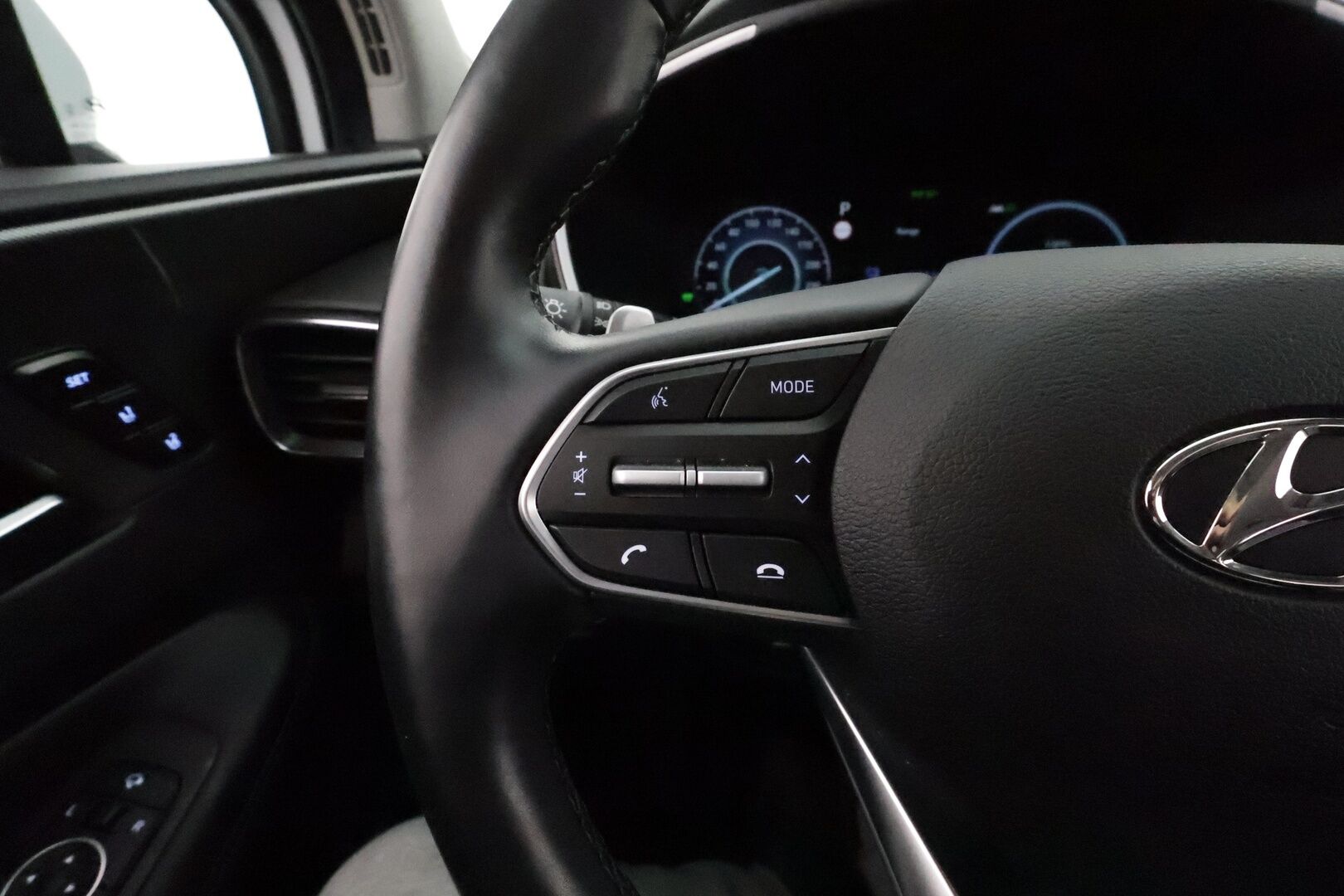 Hyundai Santa Fe 2023 1.6 T-GDI 265 hv Plug in 4WD 6AT Premium 7P *ACC / HUD / 360° / Muistipenkki / Ilmastoidut nahat / Navi / LED / KeylessGo* - KRELL / 1.Om Suomi-auto / Kahdet renkaat aluvanteilla / Merkkihuollettu