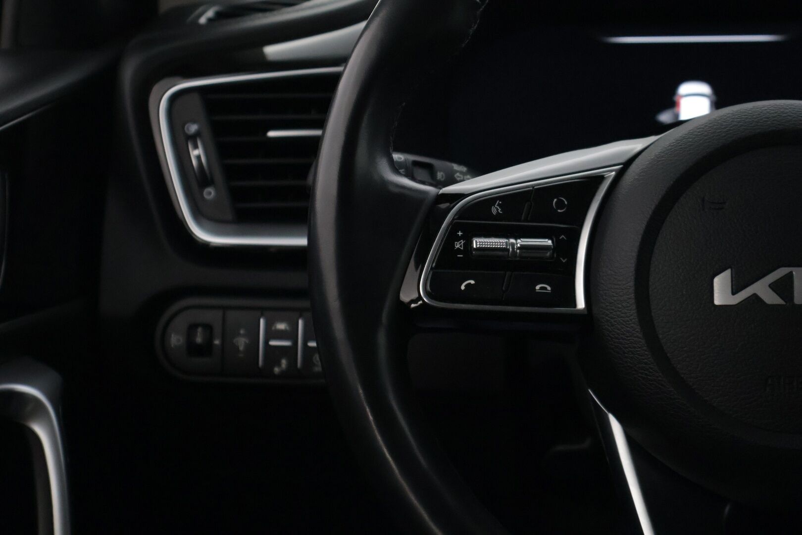 Kia XCeed 2022 1,6 GDI Plug-In Hybrid EX DCT * Adap.vakkari / Digimittaristo / Kamera / Ratinlämmitin / Keyless / Kaistavahti / Merkkihuollot * - * Huippusiisti / Pienet kilometrit / Akku tarkastettu / Täydellinen merkkiliikkeen huoltohistoria / Hyvät varusteet* - HULLUT JOULUT KORKOTARJOUS 2,49% 