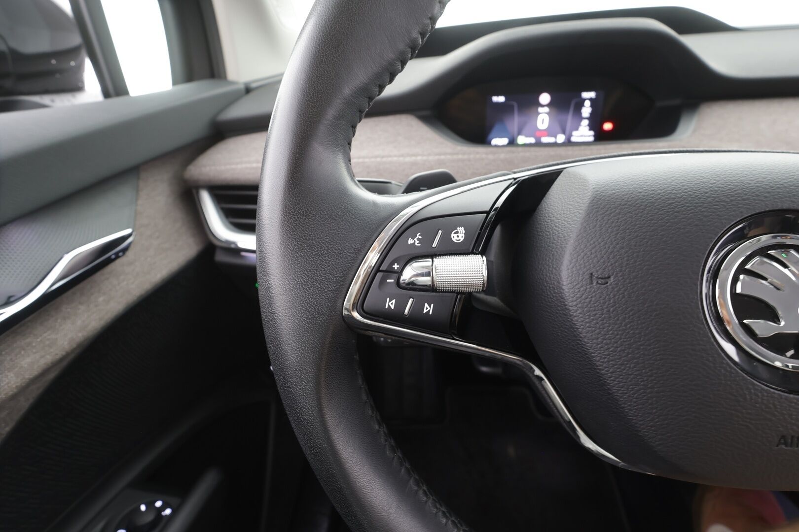 Skoda Enyaq 2023 60 Style iV - | ACC | ILP | Koukku | HUD | Matrix | Canton | Crystal face | Muistipenkki | P.kamera | Side Assist | Keyless | 2x renkaat aluin | 1-om Suomiauto | 