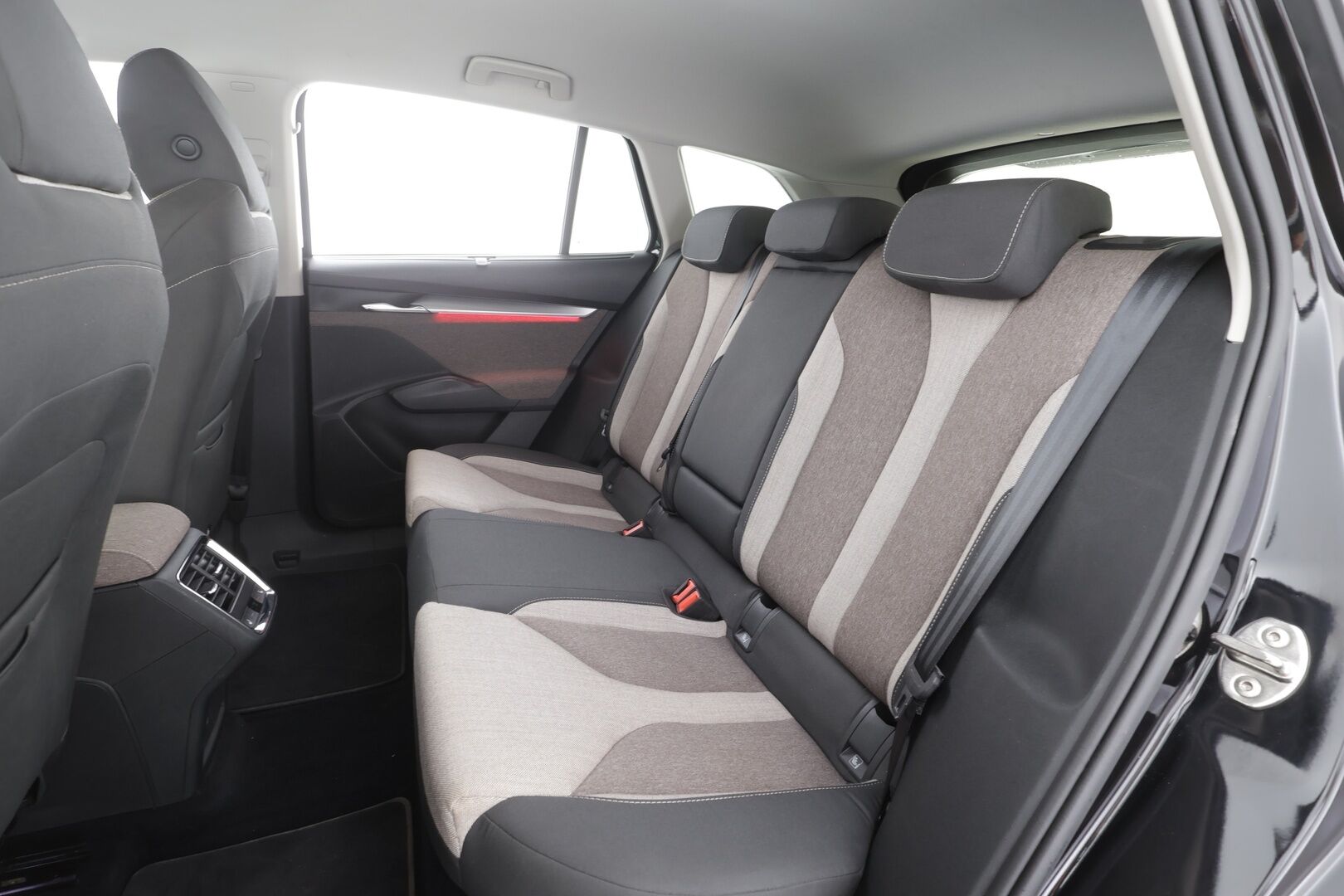 Skoda Enyaq 2023 60 Style iV - | ACC | ILP | Koukku | HUD | Matrix | Canton | Crystal face | Muistipenkki | P.kamera | Side Assist | Keyless | 2x renkaat aluin | 1-om Suomiauto | 