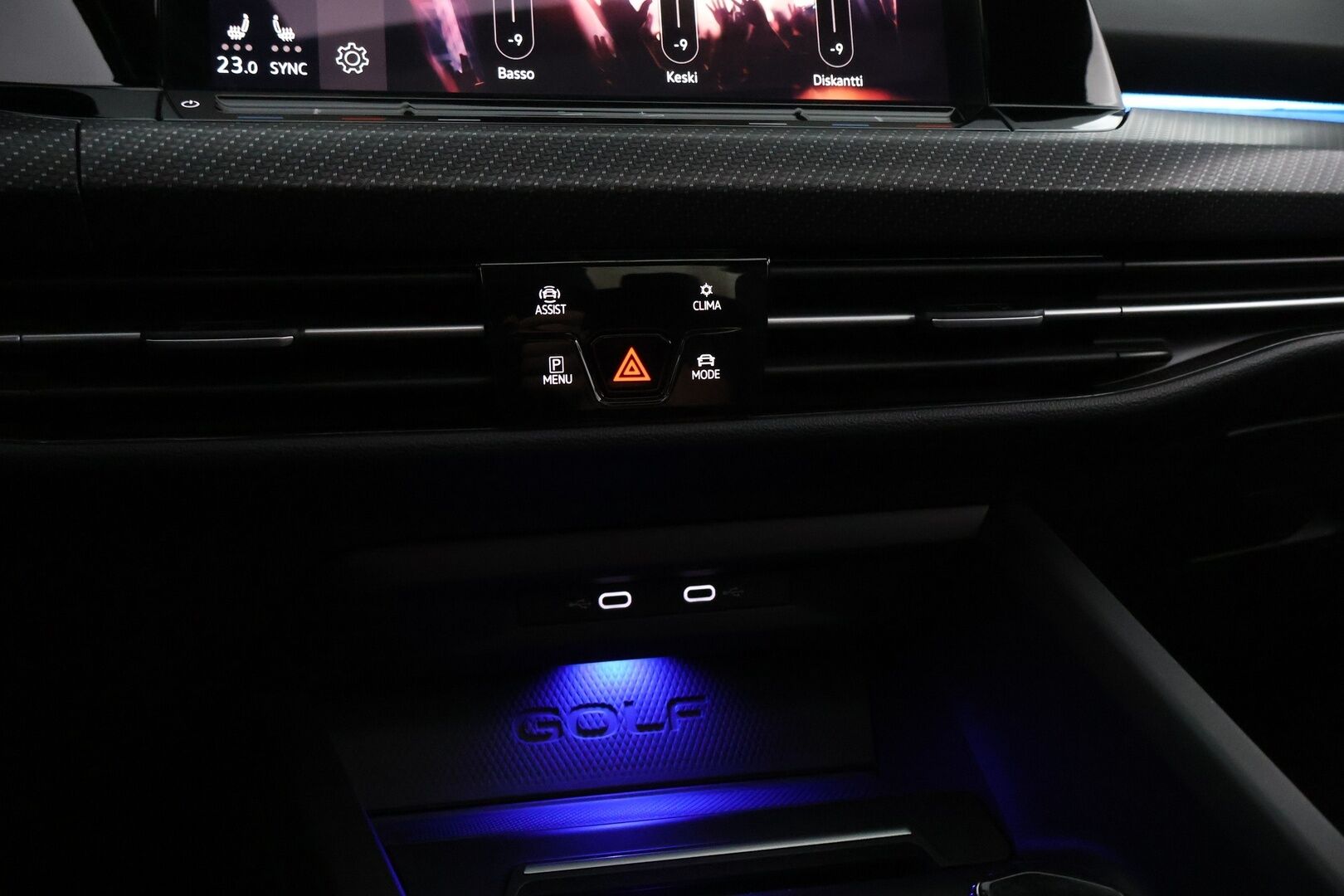 Volkswagen Golf 2021 R 2.0 TSI 235 kW 4MOTION DSG - 2,99 % KORKOTARJOUS TÄHÄN AUTOON - Adapt.Vakkari / R-Performance Paketti / Kattoluukku / Ratinlämmitys / KeylessGo / Kangas-Alcantara / Näyttävä yksilö!