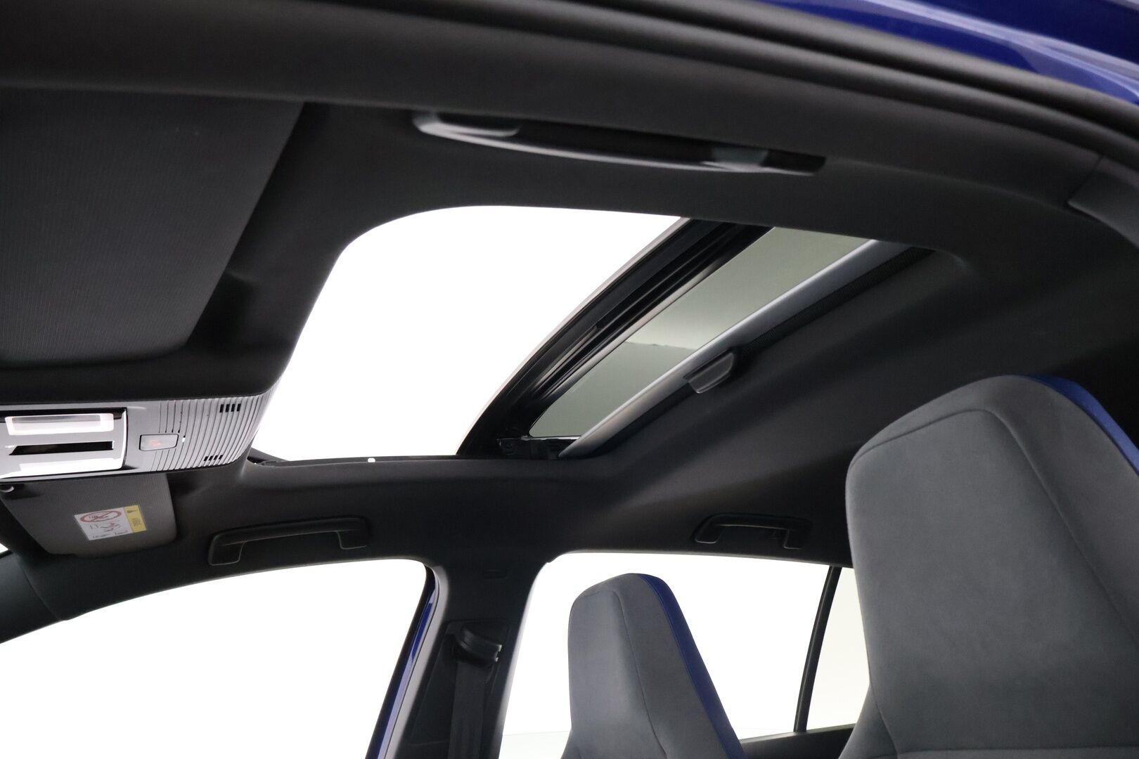 Volkswagen Golf 2021 R 2.0 TSI 235 kW 4MOTION DSG - 2,99 % KORKOTARJOUS TÄHÄN AUTOON - Adapt.Vakkari / R-Performance Paketti / Kattoluukku / Ratinlämmitys / KeylessGo / Kangas-Alcantara / Näyttävä yksilö!