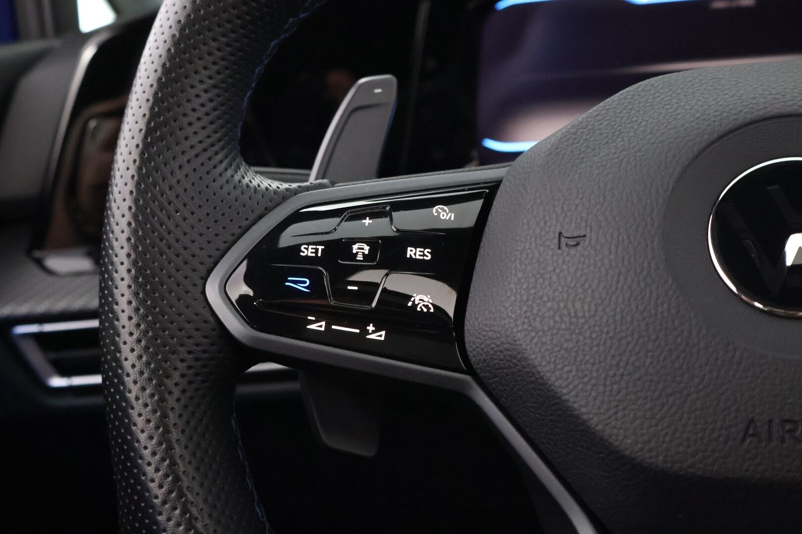 Volkswagen Golf 2021 R 2.0 TSI 235 kW 4MOTION DSG - 2,99 % KORKOTARJOUS TÄHÄN AUTOON - Adapt.Vakkari / R-Performance Paketti / Kattoluukku / Ratinlämmitys / KeylessGo / Kangas-Alcantara / Näyttävä yksilö!
