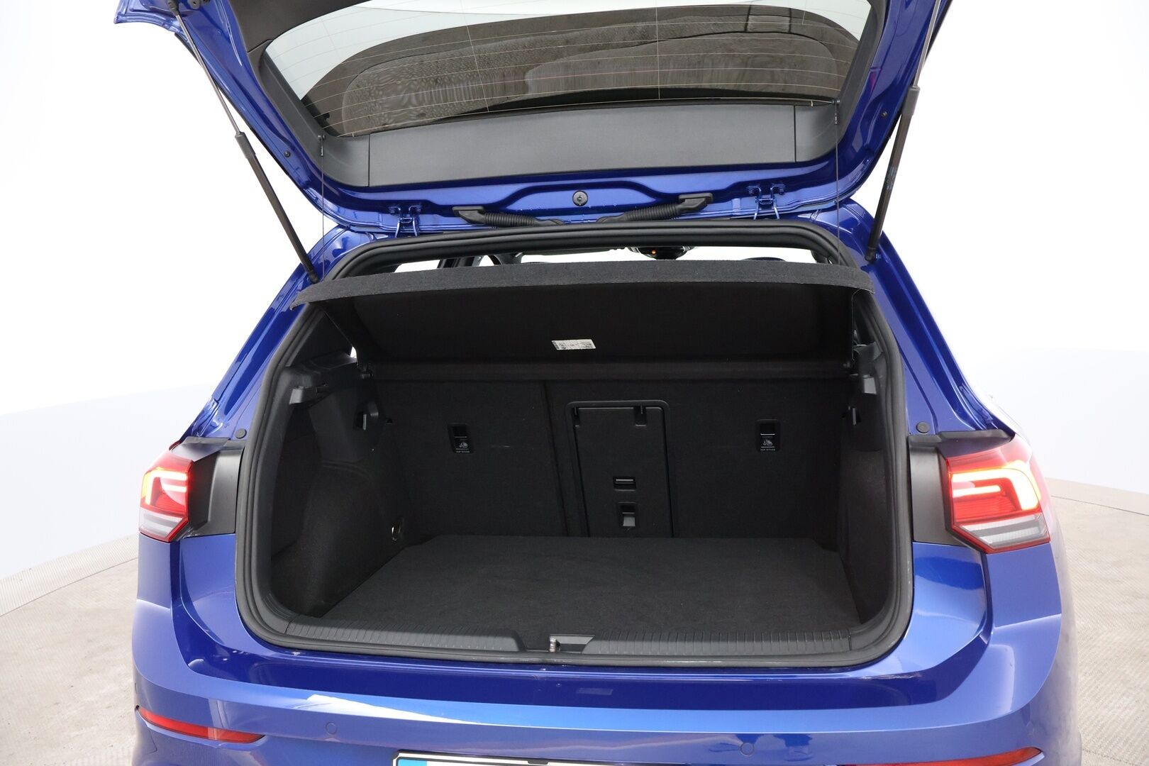 Volkswagen Golf 2021 R 2.0 TSI 235 kW 4MOTION DSG - 2,99 % KORKOTARJOUS TÄHÄN AUTOON - Adapt.Vakkari / R-Performance Paketti / Kattoluukku / Ratinlämmitys / KeylessGo / Kangas-Alcantara / Näyttävä yksilö!
