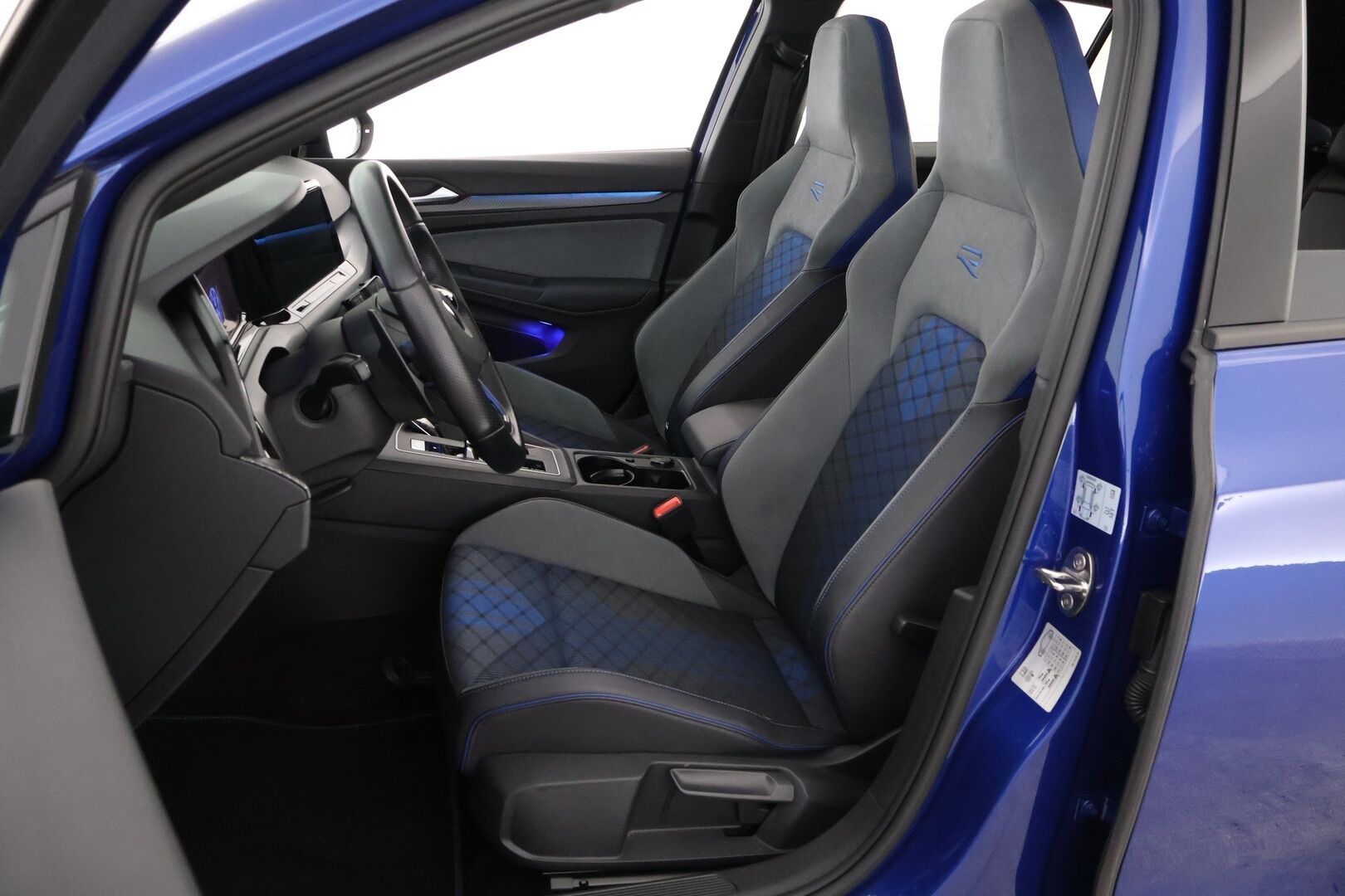 Volkswagen Golf 2021 R 2.0 TSI 235 kW 4MOTION DSG - 2,99 % KORKOTARJOUS TÄHÄN AUTOON - Adapt.Vakkari / R-Performance Paketti / Kattoluukku / Ratinlämmitys / KeylessGo / Kangas-Alcantara / Näyttävä yksilö!