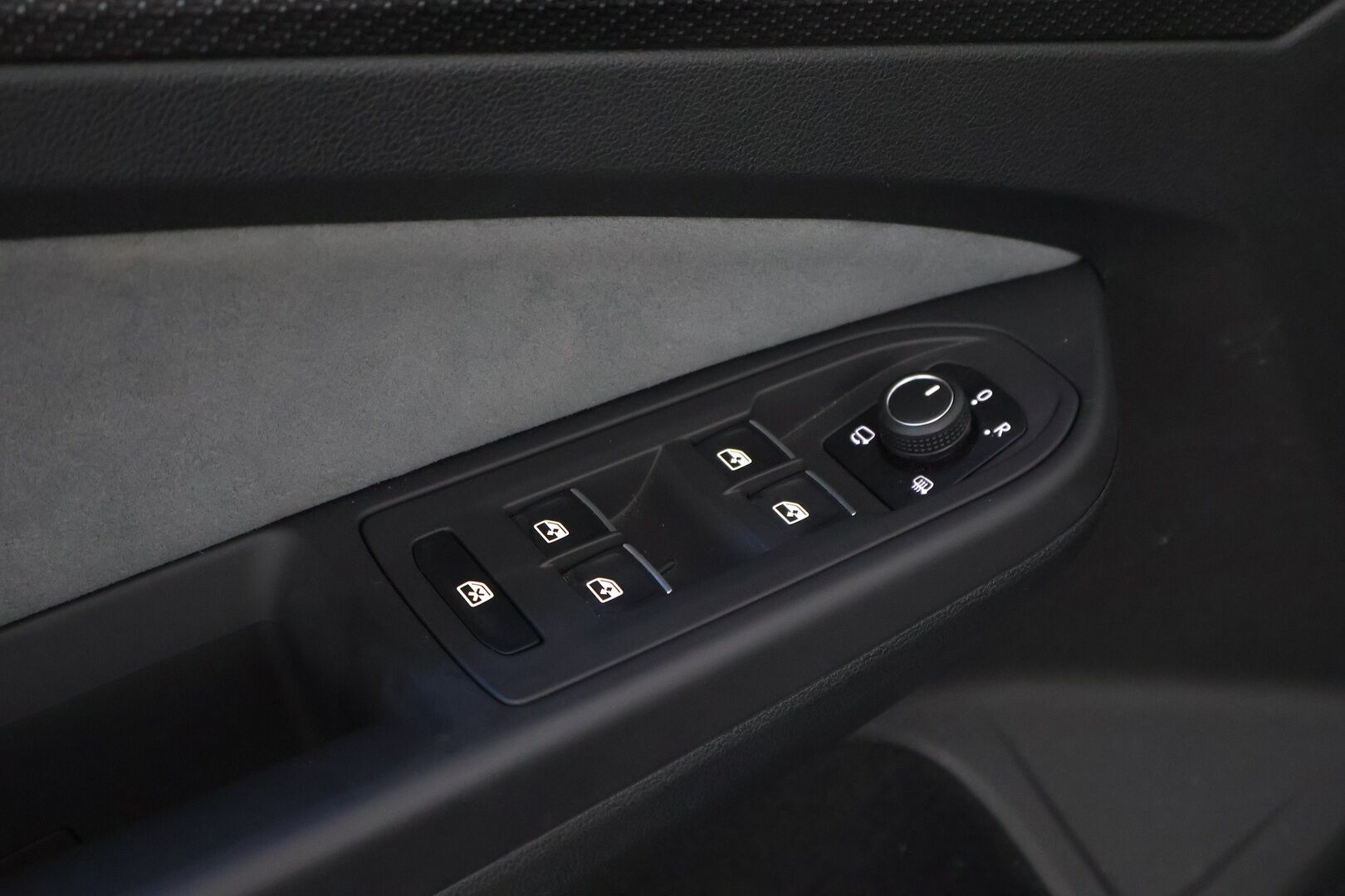 Volkswagen Golf 2021 R 2.0 TSI 235 kW 4MOTION DSG - 2,99 % KORKOTARJOUS TÄHÄN AUTOON - Adapt.Vakkari / R-Performance Paketti / Kattoluukku / Ratinlämmitys / KeylessGo / Kangas-Alcantara / Näyttävä yksilö!