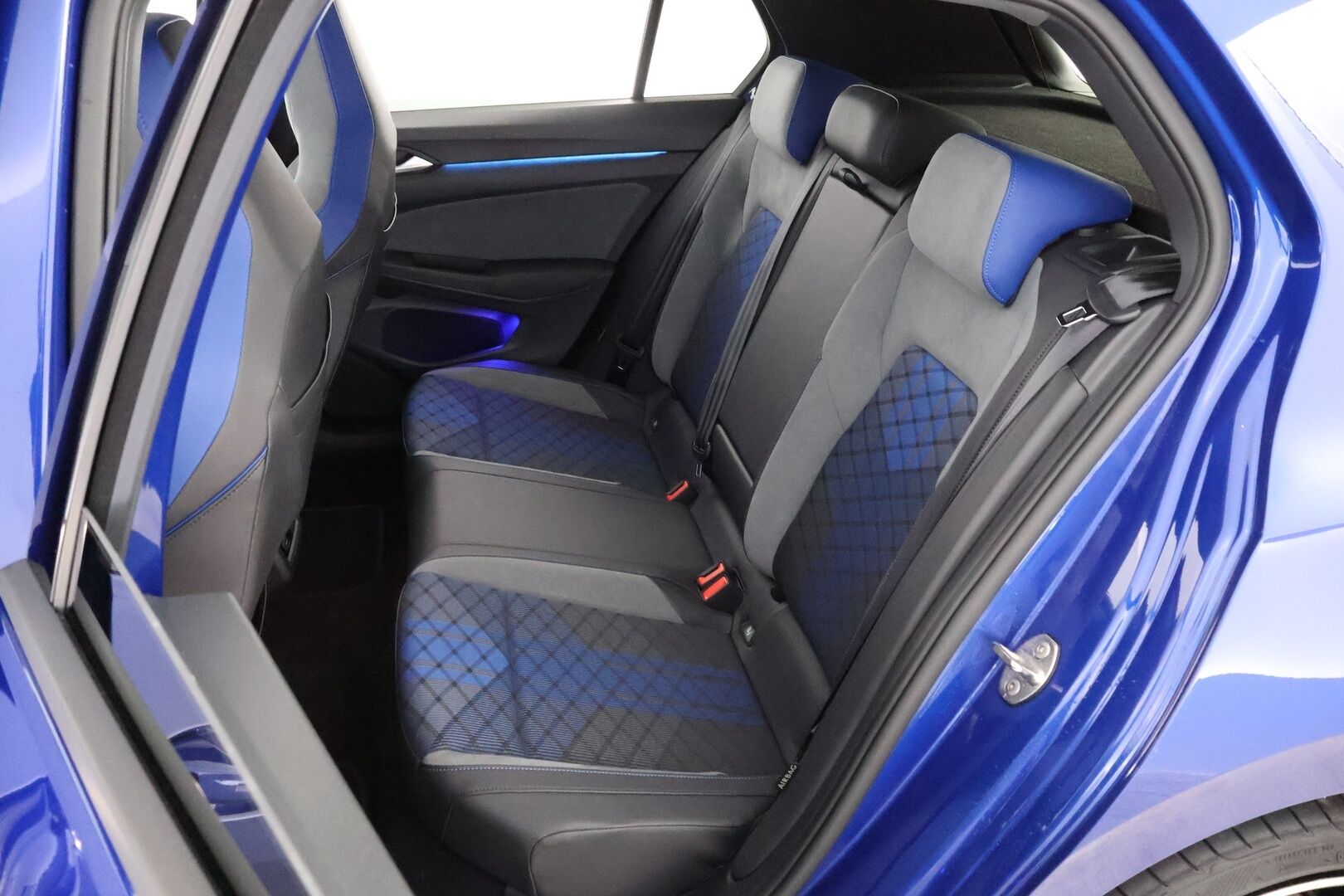 Volkswagen Golf 2021 R 2.0 TSI 235 kW 4MOTION DSG - 2,99 % KORKOTARJOUS TÄHÄN AUTOON - Adapt.Vakkari / R-Performance Paketti / Kattoluukku / Ratinlämmitys / KeylessGo / Kangas-Alcantara / Näyttävä yksilö!