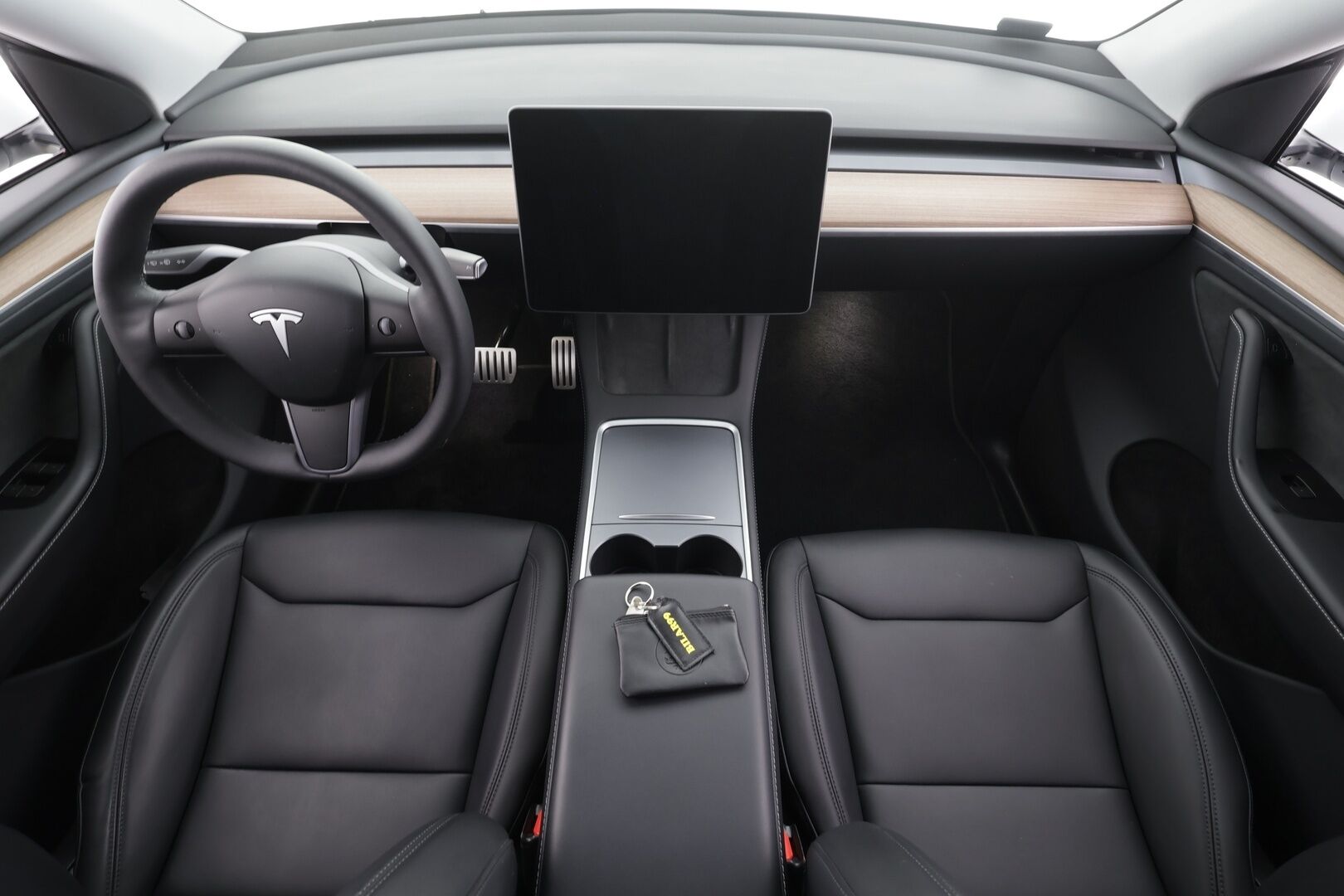 Tesla Model Y 2024 Performance * Koukku / Lasikatto / ILP / ACC / Matrix-LED / Muistipenkki / P.kamera / Premium Audio * - Lippasarja / Suomi-auto / Kahdet renkaat aluvanteilla 