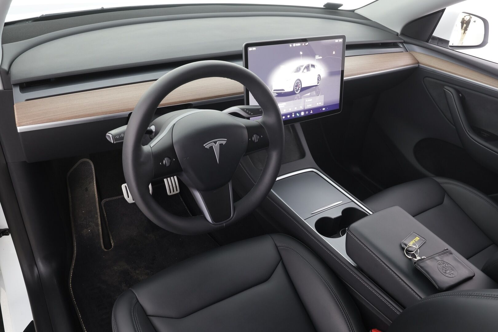 Tesla Model Y 2024 Performance * Koukku / Lasikatto / ILP / ACC / Matrix-LED / Muistipenkki / P.kamera / Premium Audio * - Lippasarja / Suomi-auto / Kahdet renkaat aluvanteilla 