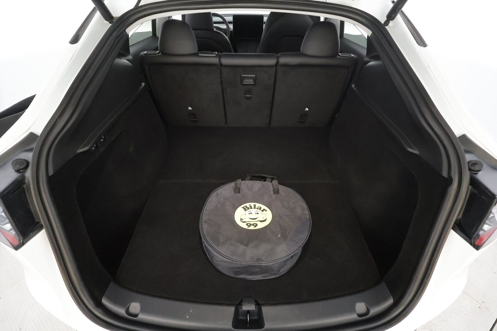 Tesla Model Y 2024 Performance * Koukku / Lasikatto / ILP / ACC / Matrix-LED / Muistipenkki / P.kamera / Premium Audio * - Lippasarja / Suomi-auto / Kahdet renkaat aluvanteilla 