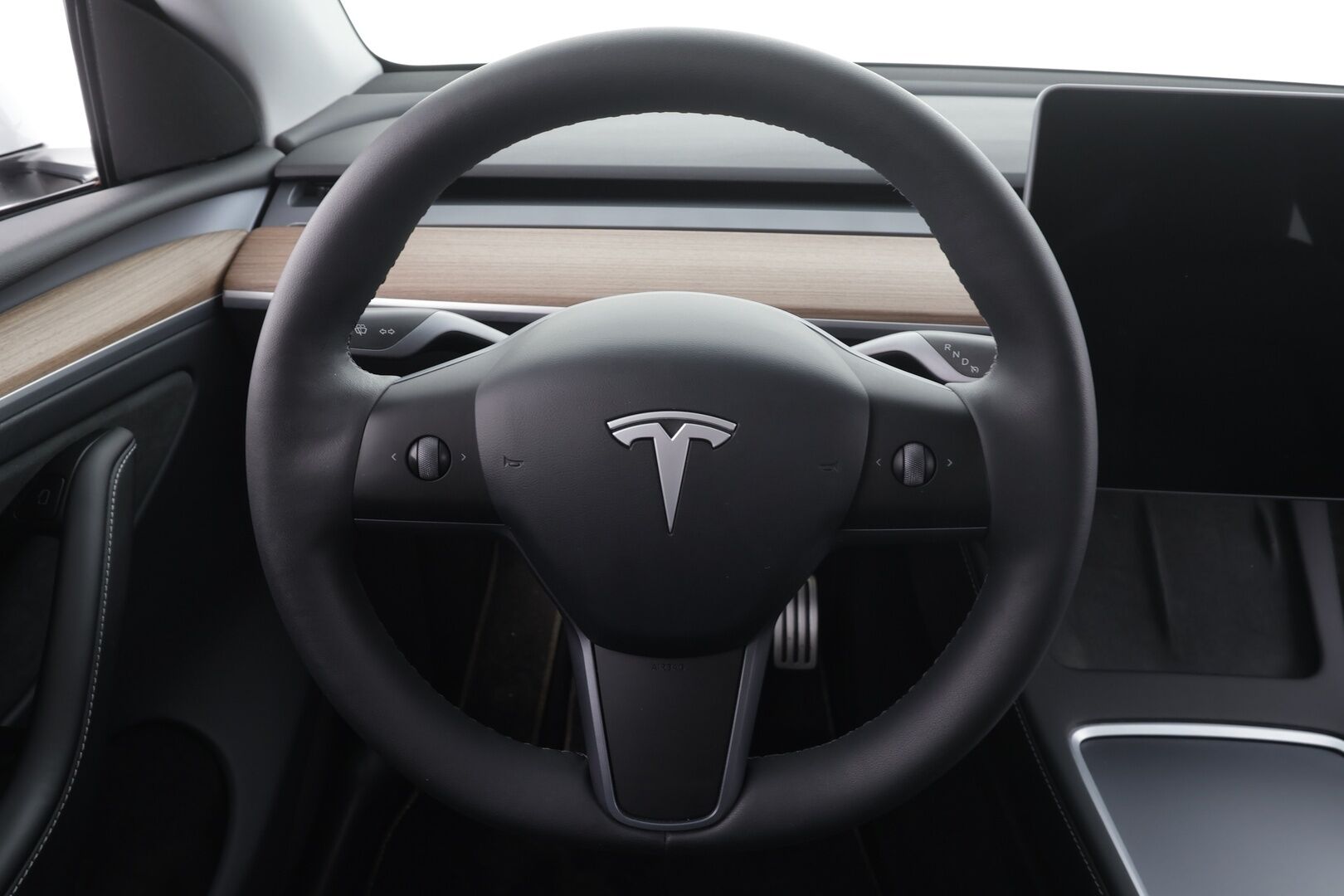 Tesla Model Y 2024 Long Range Dual Motor * Koukku / Lasikatto / ILP / ACC / Matrix-LED / Muistipenkki / P.kamera / Premium Audio * - Suomi-auto / 2x Latauskaapelit / Kahdet renkaat aluvanteilla 