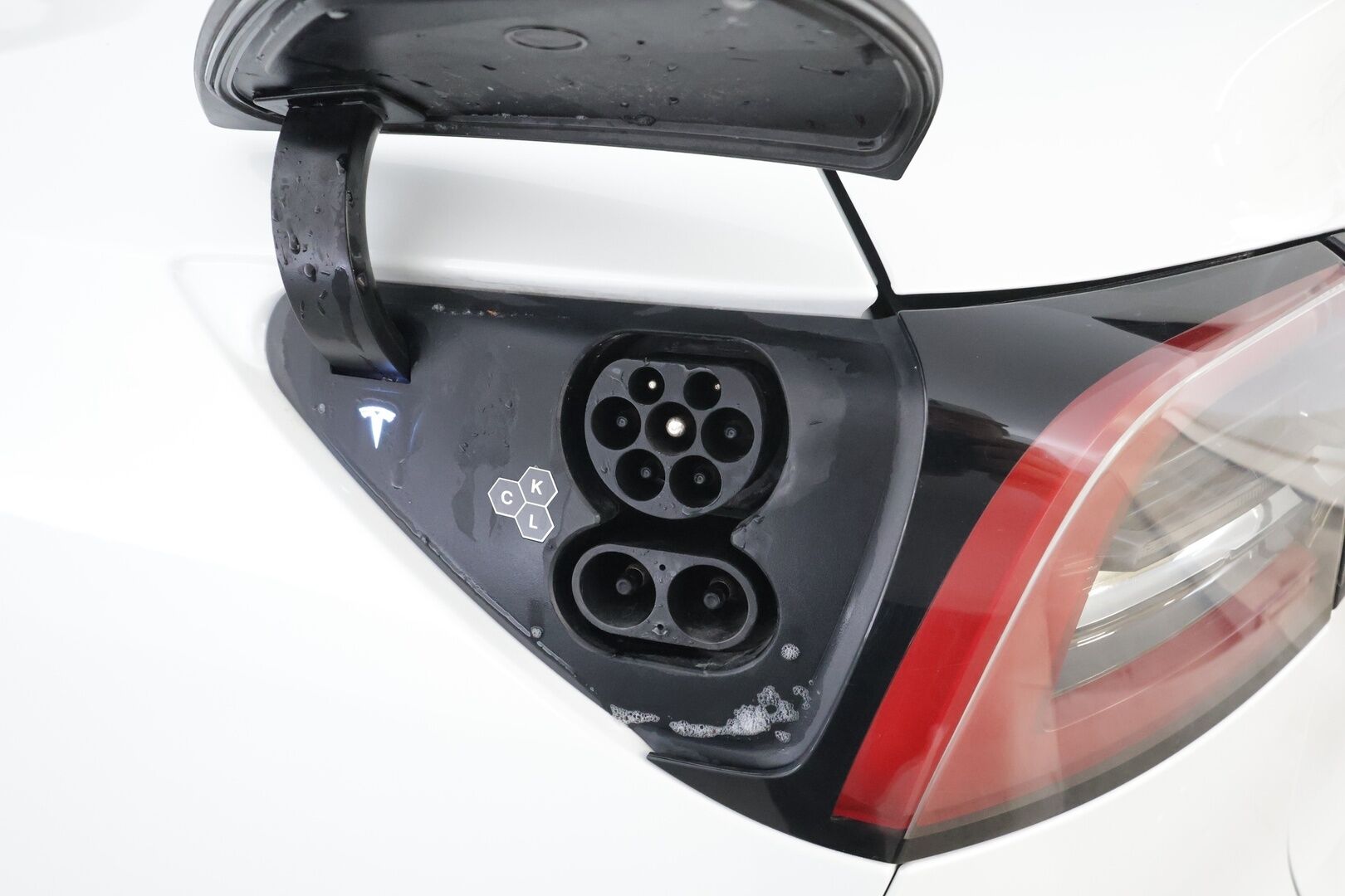 Tesla Model Y 2024 Long Range Dual Motor * Koukku / Lasikatto / ILP / ACC / Matrix-LED / Muistipenkki / P.kamera / Premium Audio * - Suomi-auto / 2x Latauskaapelit / Kahdet renkaat aluvanteilla 