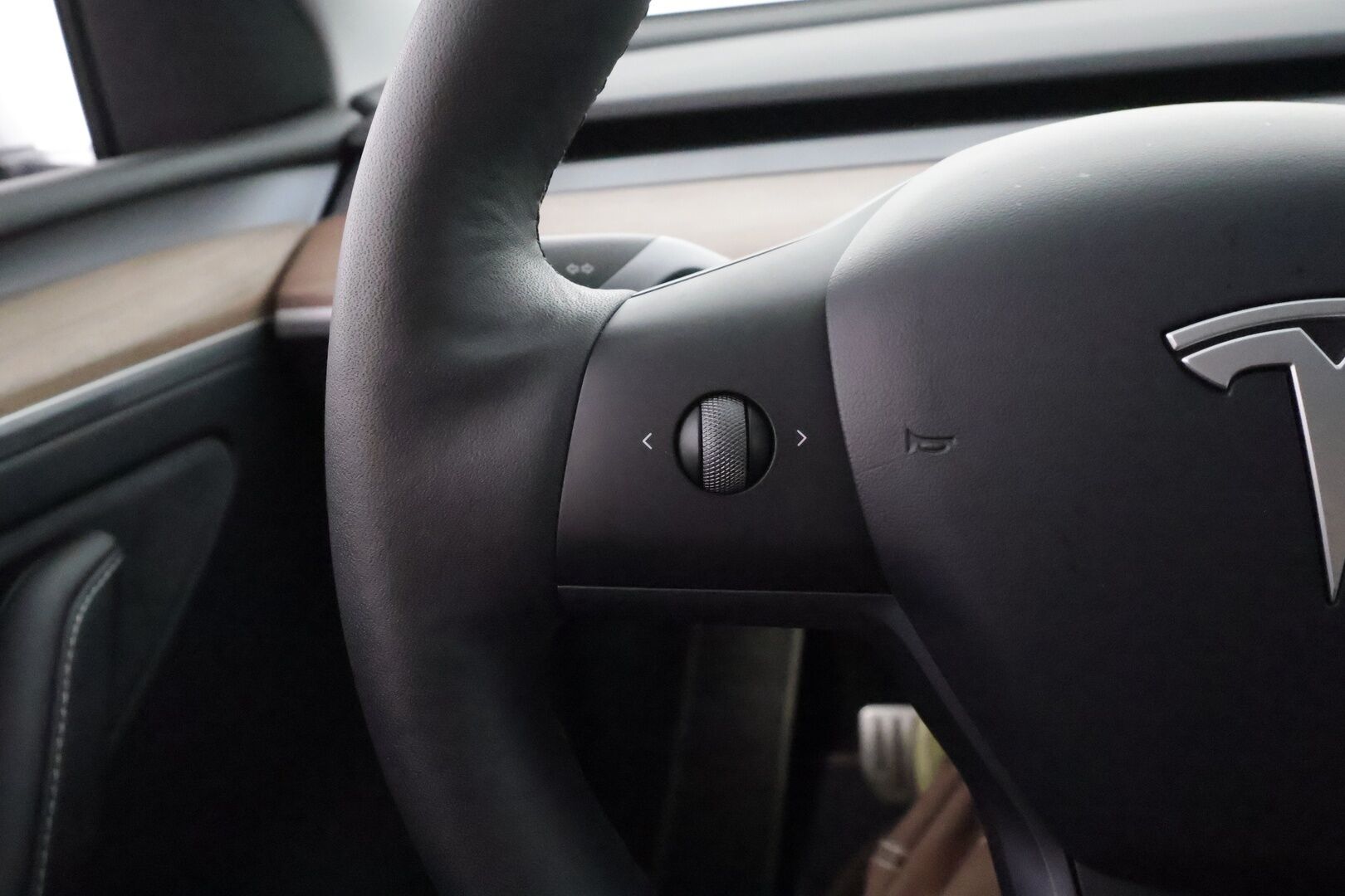 Tesla Model Y 2024 Performance - 3,99 % KORKOTARJOUS TÄHÄN AUTOON - 1OM Suomiauto / Matrix LED / Lämpöpumppu / Premium Audio / Lasikatto / Ratinlämmitys / Akku kuntotarkastettu!