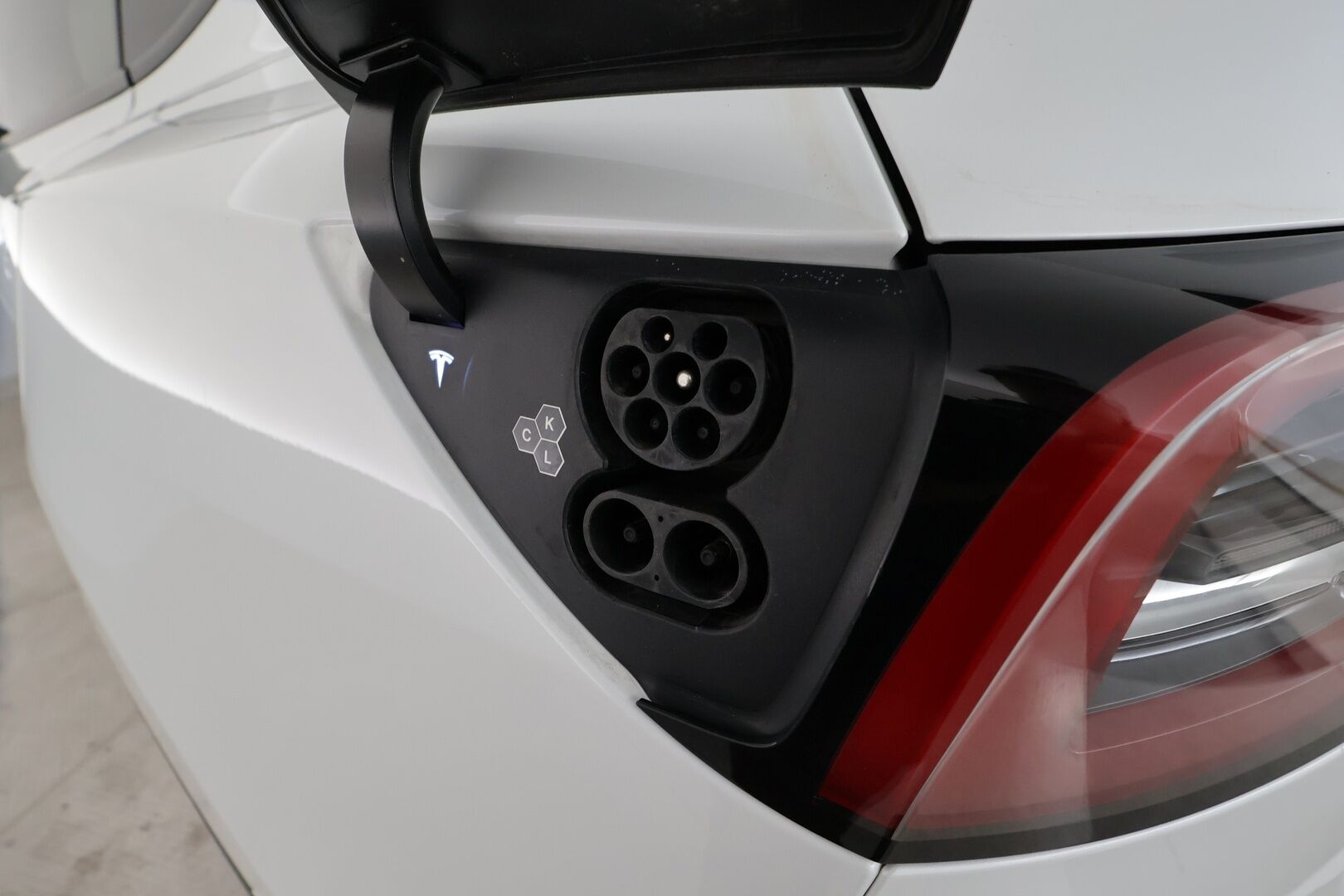 Tesla Model Y 2024 Performance - 3,99 % KORKOTARJOUS TÄHÄN AUTOON - 1OM Suomiauto / Matrix LED / Lämpöpumppu / Premium Audio / Lasikatto / Ratinlämmitys / Akku kuntotarkastettu!
