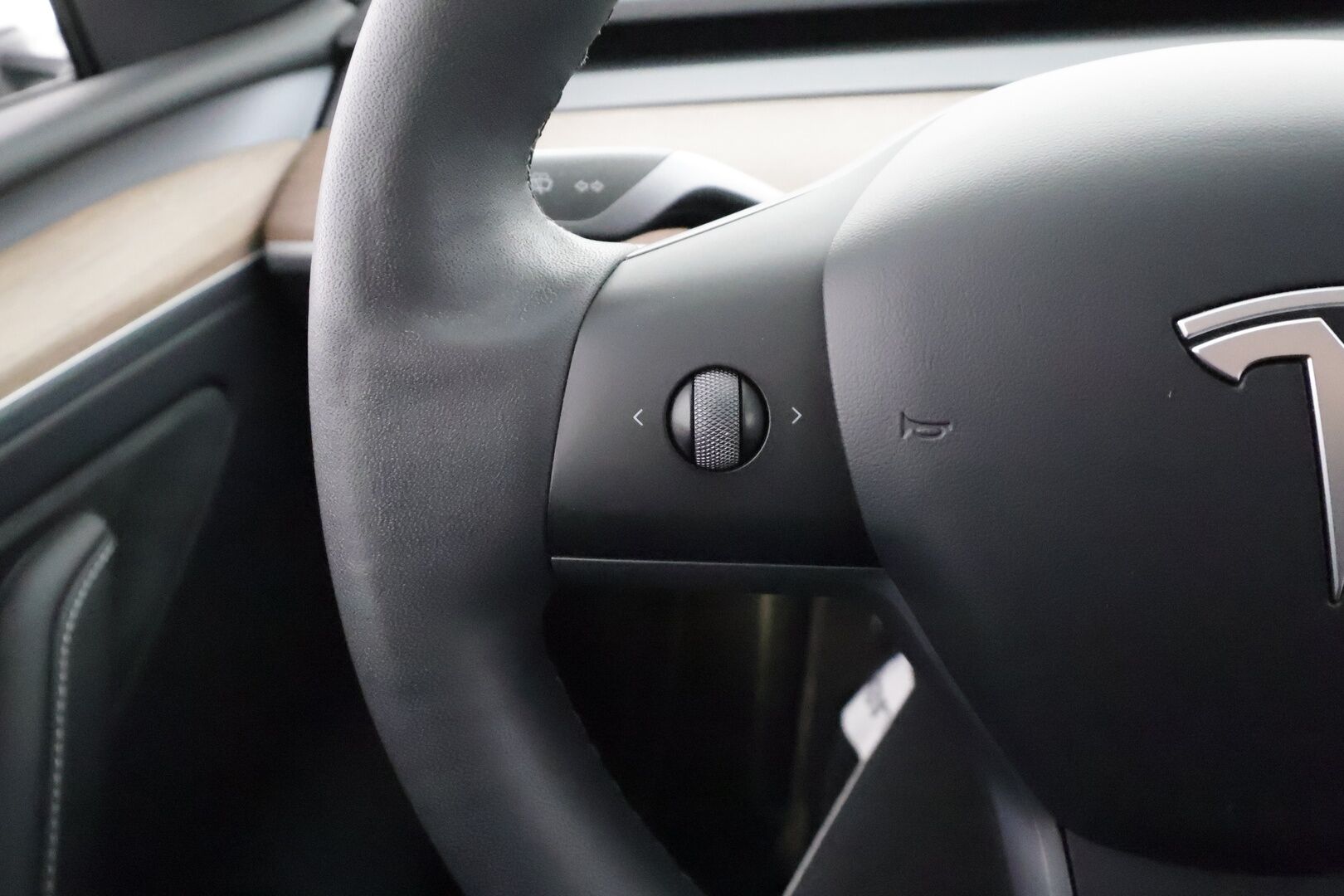 Tesla Model Y 2024 RWD - | ACC | ILP | Koukku | Ryzen | Matrix-LED | Premium Audio | Lasikatto | Sähkönahat | Muistipenkki | P.kamera | 2x renkaat aluin | 1-om suomiauto | 