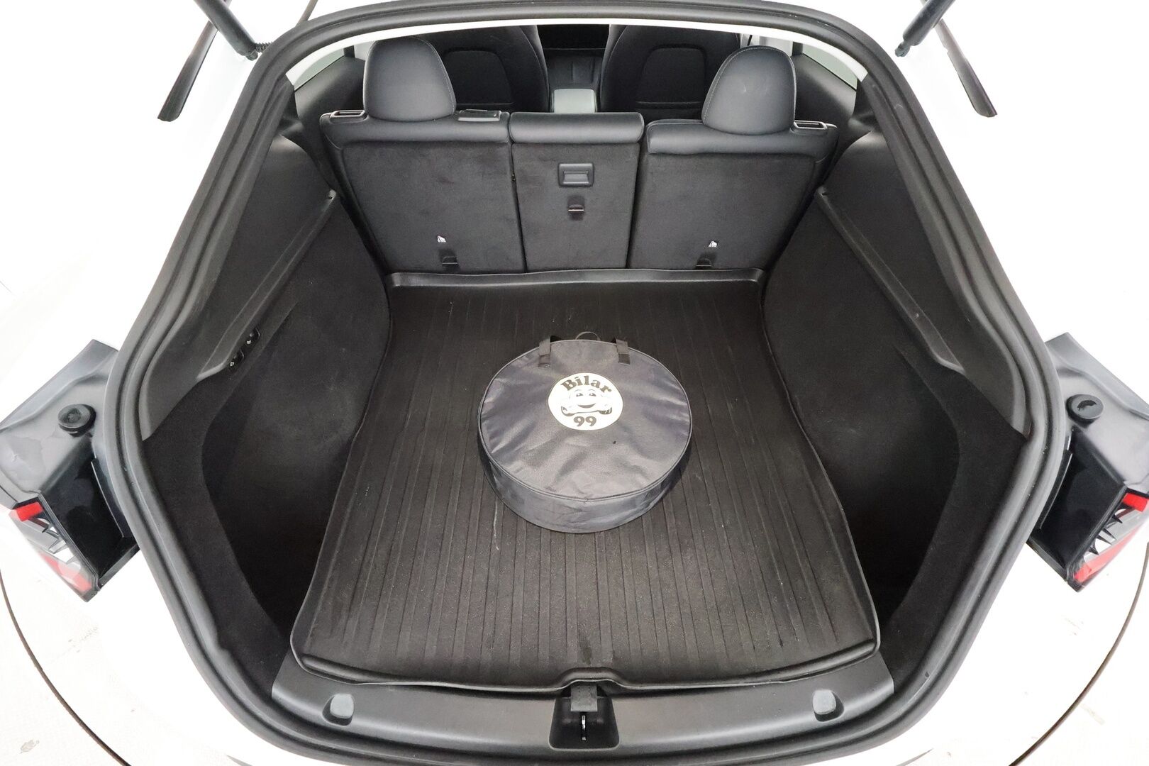 Tesla Model Y 2024 RWD - | ACC | ILP | Koukku | Ryzen | Matrix-LED | Premium Audio | Lasikatto | Sähkönahat | Muistipenkki | P.kamera | 2x renkaat aluin | 1-om suomiauto | 