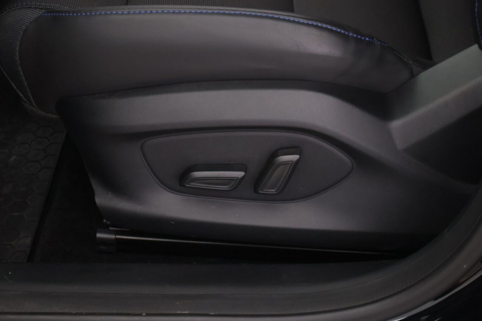 MG MG4 2023 Luxury *Koukku / Adapt. vakkari / 360-Kamera / BLIS / Puolinahat / Navi / KeyLessGo / Digimittaristo / ILP* - *Kahdet renkaat vanteineen / Pienet kilometrit / Edullista ajoa*