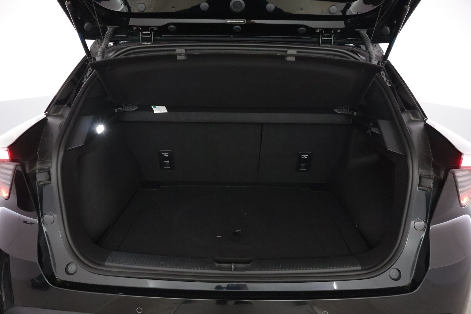 MG MG4 2023 Luxury *Koukku / Adapt. vakkari / 360-Kamera / BLIS / Puolinahat / Navi / KeyLessGo / Digimittaristo / ILP* - *Kahdet renkaat vanteineen / Pienet kilometrit / Edullista ajoa*