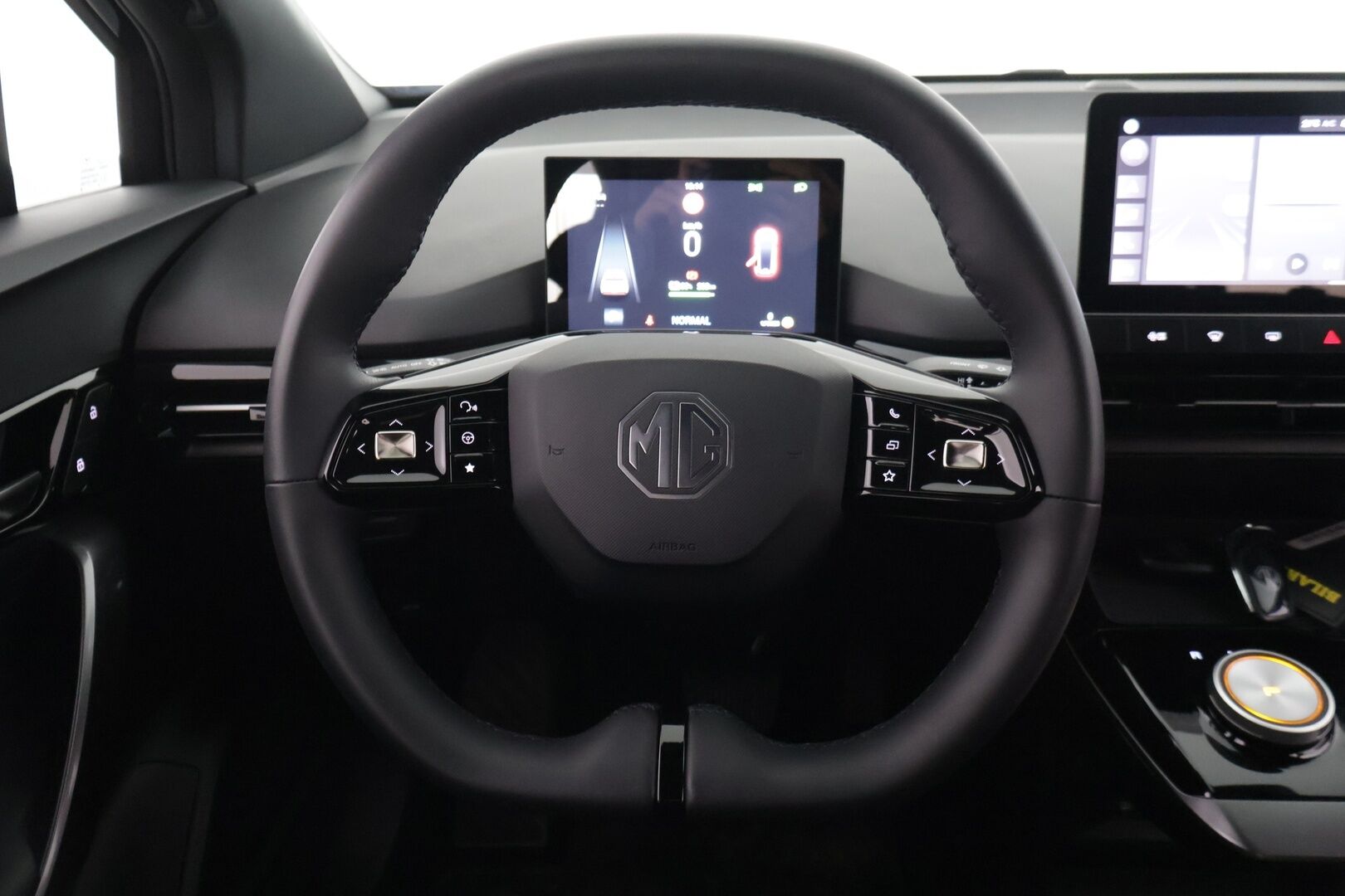 MG MG4 2023 Luxury *Koukku / Adapt. vakkari / 360-Kamera / BLIS / Puolinahat / Navi / KeyLessGo / Digimittaristo / ILP* - *Kahdet renkaat vanteineen / Pienet kilometrit / Edullista ajoa*