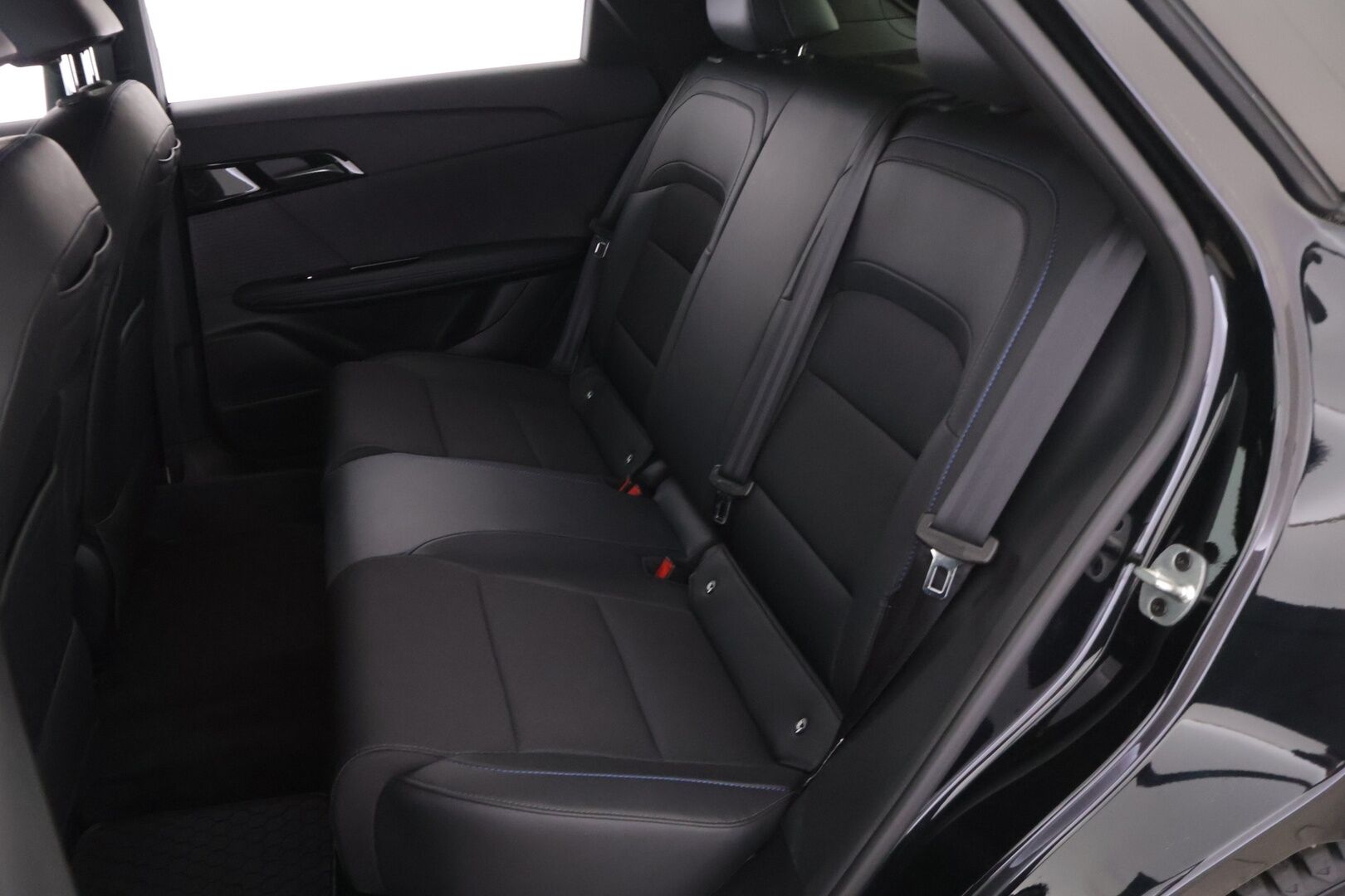 MG MG4 2023 Luxury *Koukku / Adapt. vakkari / 360-Kamera / BLIS / Puolinahat / Navi / KeyLessGo / Digimittaristo / ILP* - *Kahdet renkaat vanteineen / Pienet kilometrit / Edullista ajoa*