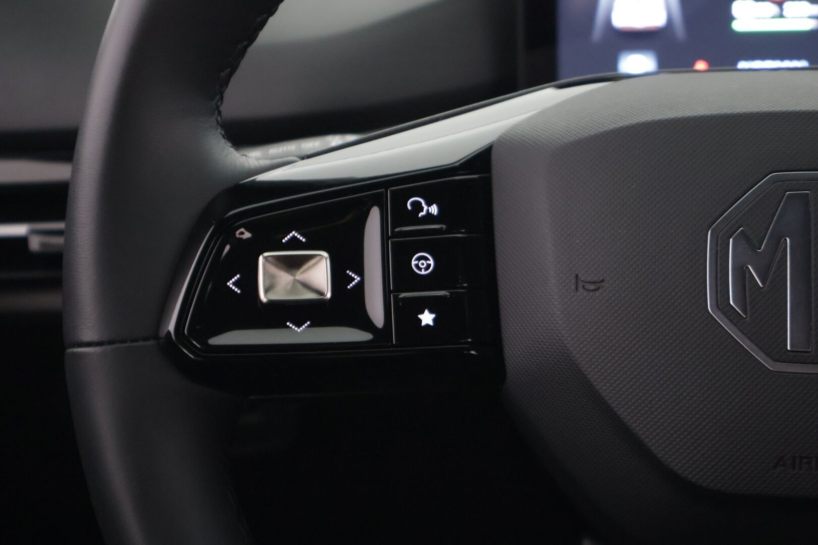 MG MG4 2023 Luxury *Koukku / Adapt. vakkari / 360-Kamera / BLIS / Puolinahat / Navi / KeyLessGo / Digimittaristo / ILP* - *Kahdet renkaat vanteineen / Pienet kilometrit / Edullista ajoa*