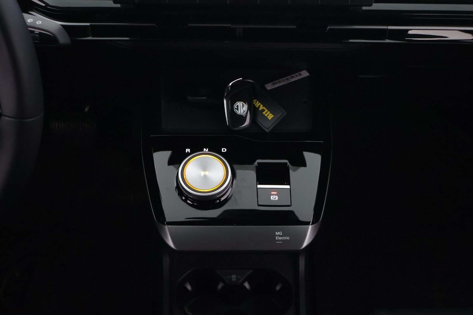 MG MG4 2023 Luxury *Koukku / Adapt. vakkari / 360-Kamera / BLIS / Puolinahat / Navi / KeyLessGo / Digimittaristo / ILP* - *Kahdet renkaat vanteineen / Pienet kilometrit / Edullista ajoa*