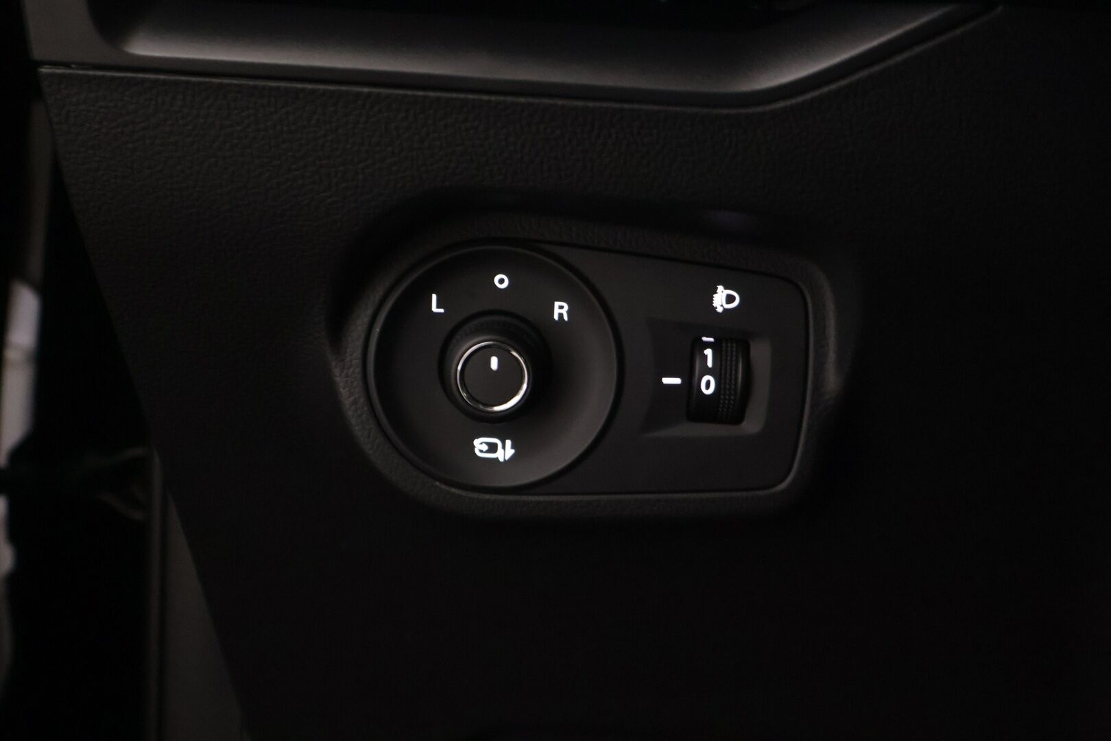 MG MG4 2023 Luxury *Koukku / Adapt. vakkari / 360-Kamera / BLIS / Puolinahat / Navi / KeyLessGo / Digimittaristo / ILP* - *Kahdet renkaat vanteineen / Pienet kilometrit / Edullista ajoa*