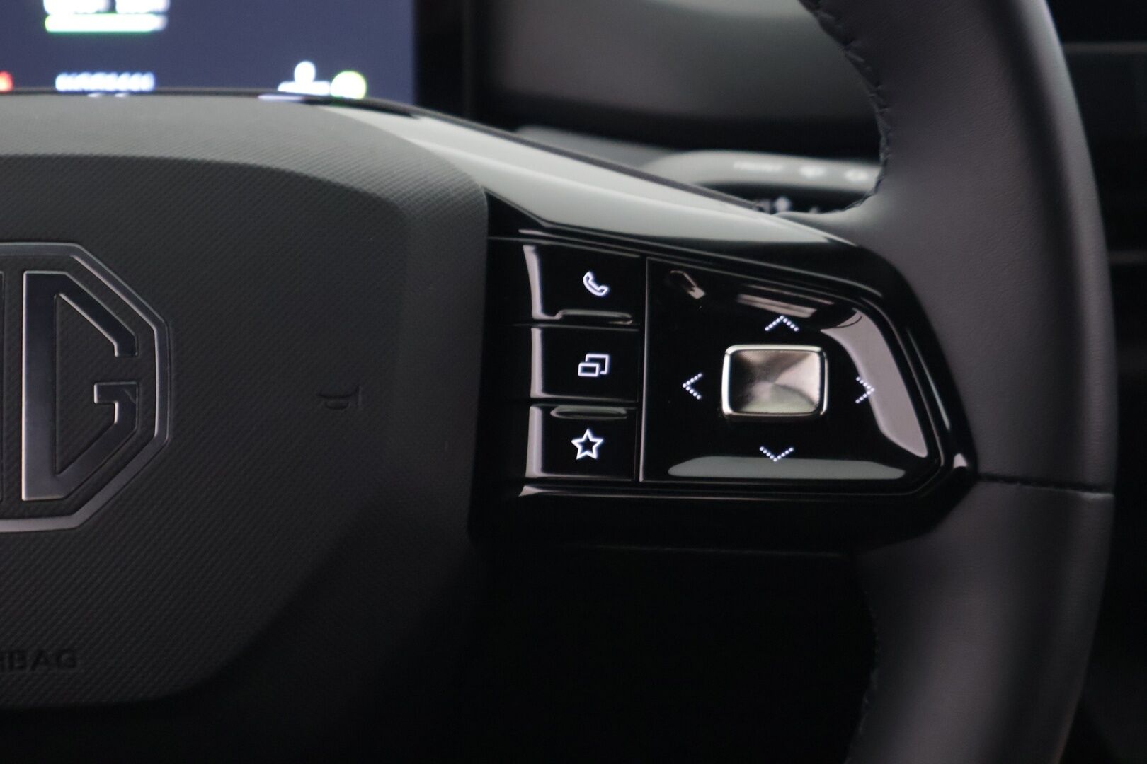 MG MG4 2023 Luxury *Koukku / Adapt. vakkari / 360-Kamera / BLIS / Puolinahat / Navi / KeyLessGo / Digimittaristo / ILP* - *Kahdet renkaat vanteineen / Pienet kilometrit / Edullista ajoa*