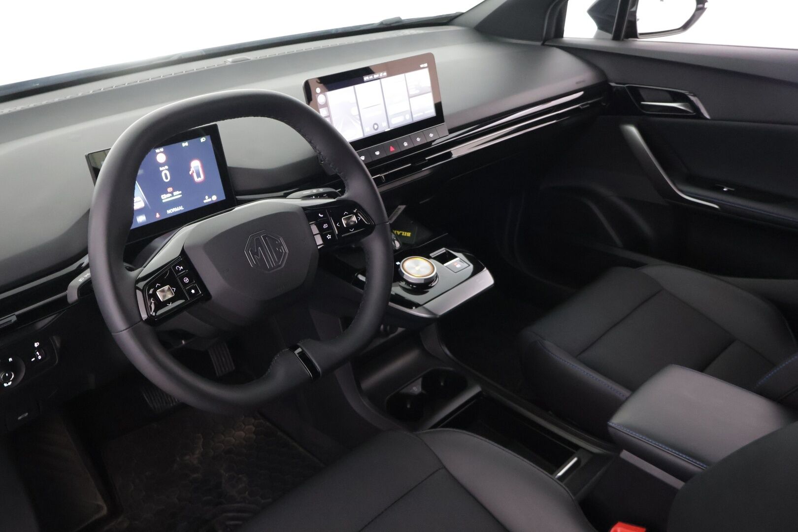 MG MG4 2023 Luxury *Koukku / Adapt. vakkari / 360-Kamera / BLIS / Puolinahat / Navi / KeyLessGo / Digimittaristo / ILP* - *Kahdet renkaat vanteineen / Pienet kilometrit / Edullista ajoa*