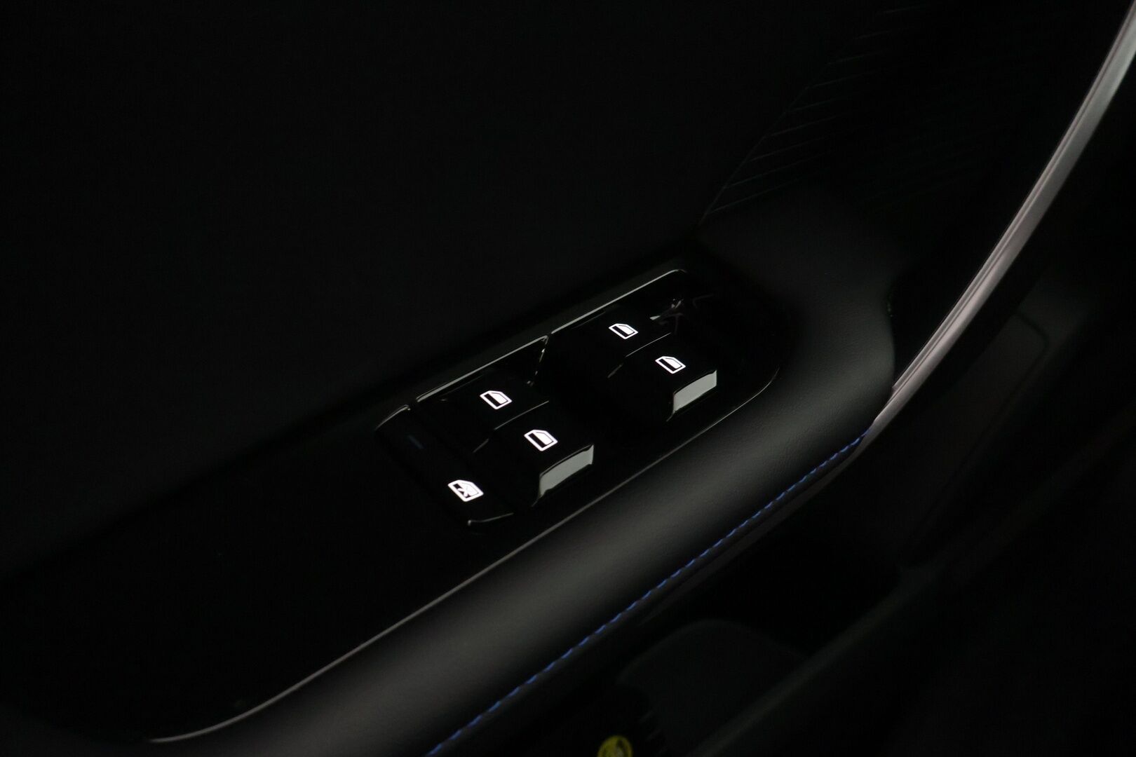 MG MG4 2023 Luxury *Koukku / Adapt. vakkari / 360-Kamera / BLIS / Puolinahat / Navi / KeyLessGo / Digimittaristo / ILP* - *Kahdet renkaat vanteineen / Pienet kilometrit / Edullista ajoa*