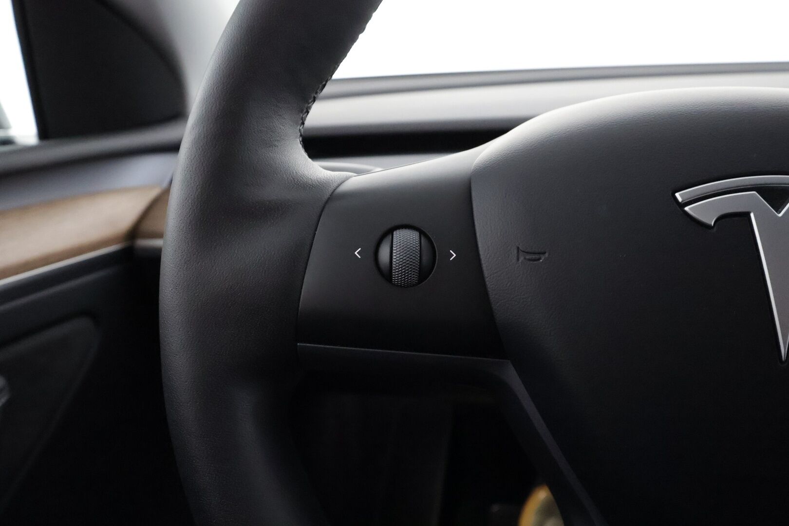 Tesla Model Y 2024 RWD - | ACC | ILP | Koukku | Ryzen | Matrix-LED | Premium audio | Lasikatto | Sähkönahat | Muistipenkki | P.kamera | Autosteer | 2x renkaat aluin | 