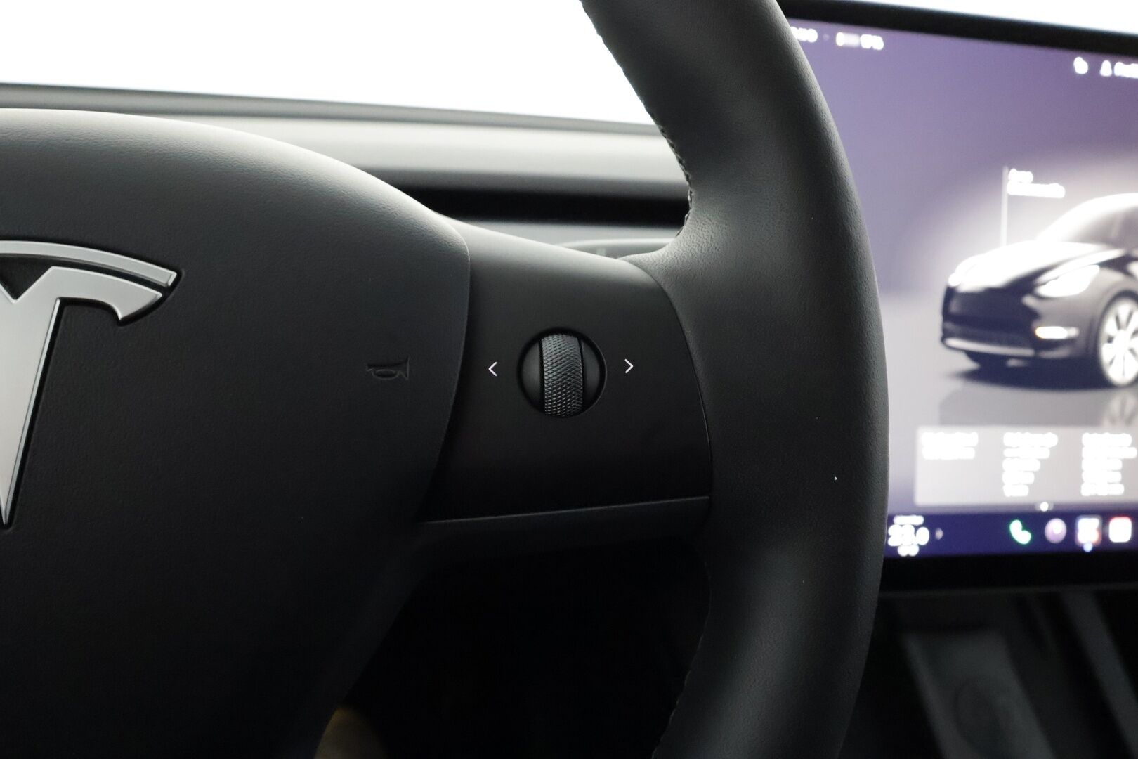 Tesla Model Y 2024 RWD - | ACC | ILP | Koukku | Ryzen | Matrix-LED | Premium audio | Lasikatto | Sähkönahat | Muistipenkki | P.kamera | Autosteer | 2x renkaat aluin | 
