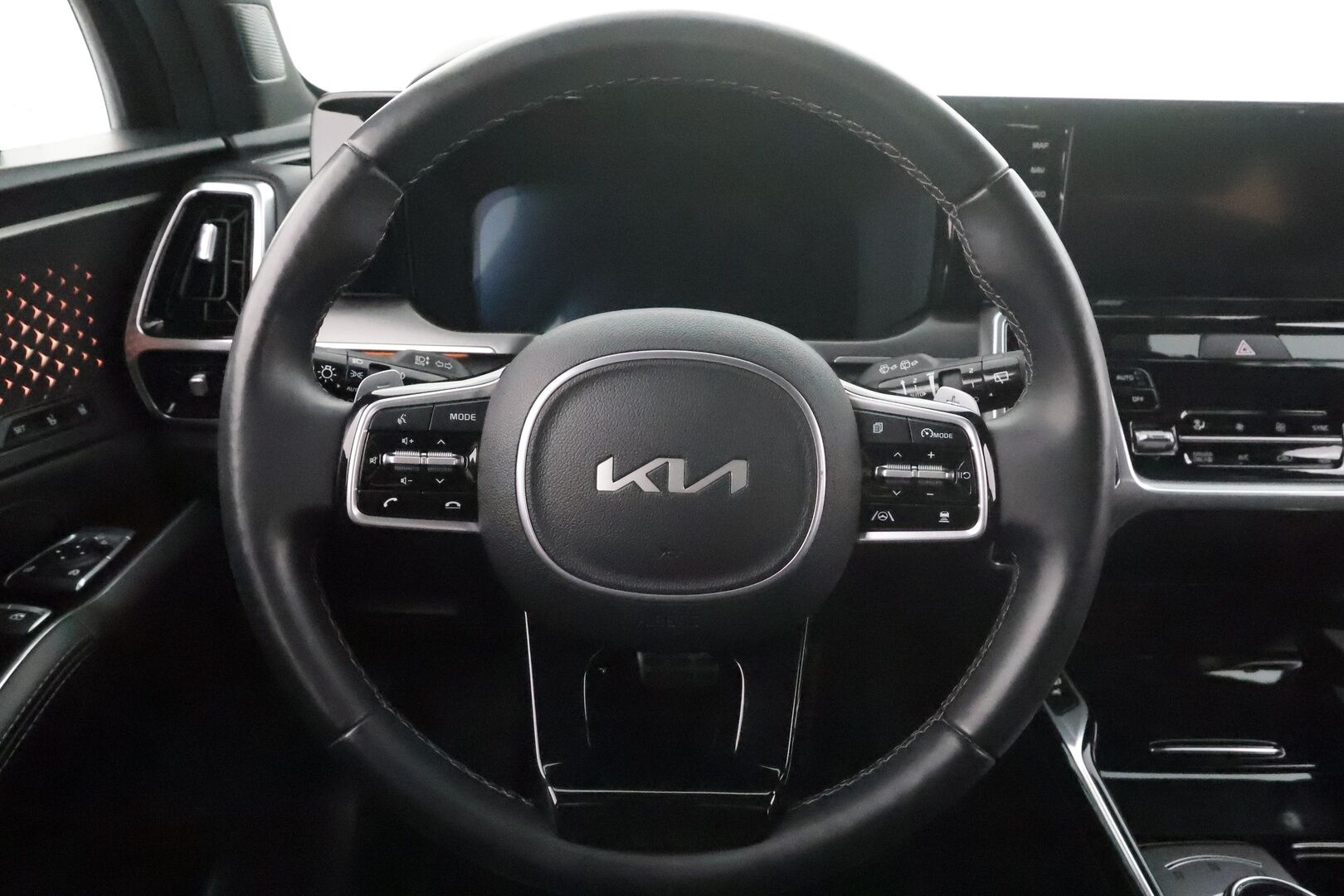 Kia Sorento 2023 1,6 T-GDI Plug-in Hybrid AWD Business Luxury AT 7P * ACC / HUD / 360° / Bose / Muistipenkki / Ilmastoidut nahat * - 1.Om Suomi-auto / Akku kuntotarkastettu SoH 98,2% / Kahdet renkaat aluvanteilla / Merkkihuollettu